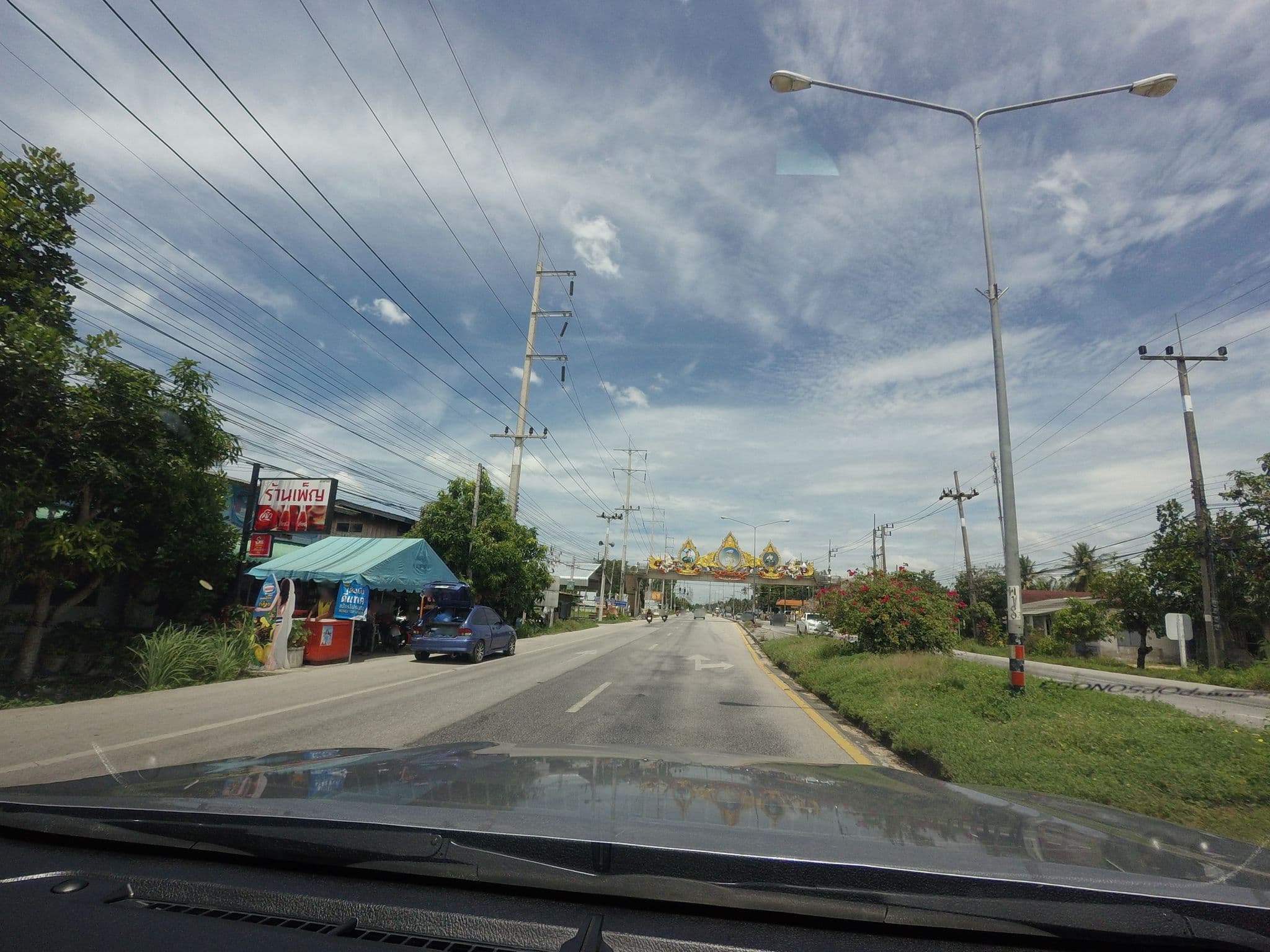 Street view near โรงแรมร้อยเกาะ Roikoh Hotel, Ban Mai — © mishari (CC BY-SA · Mapillary)