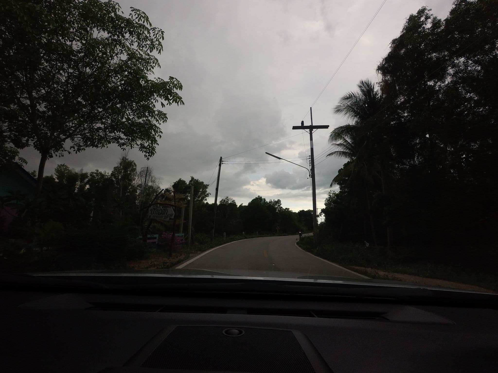 Street view near บ้านพัก, Na Mom — © mishari (CC BY-SA · Mapillary)