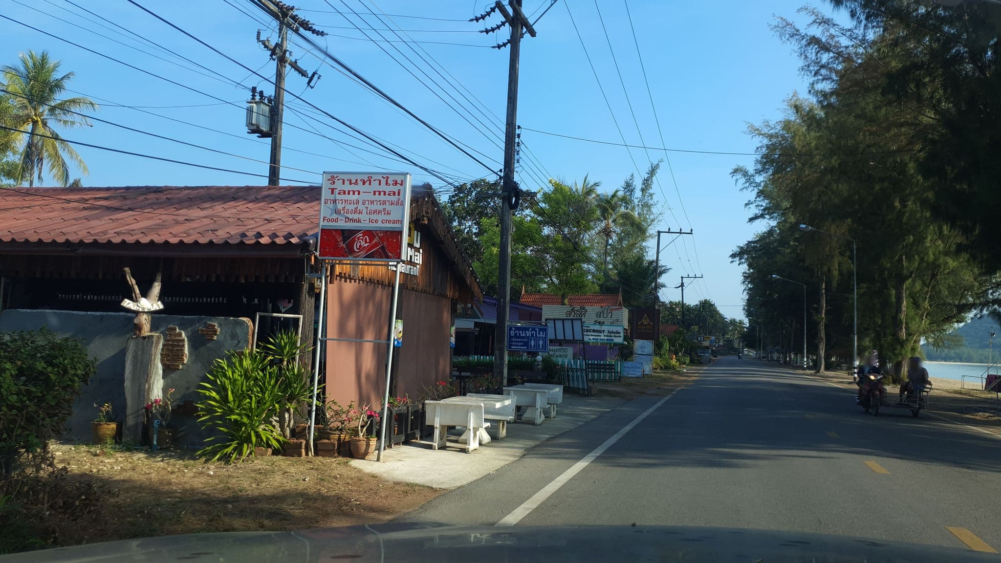 Street view near ดีว่ะ, Bang Saphan — © jrcarlsen (CC BY-SA · Mapillary)