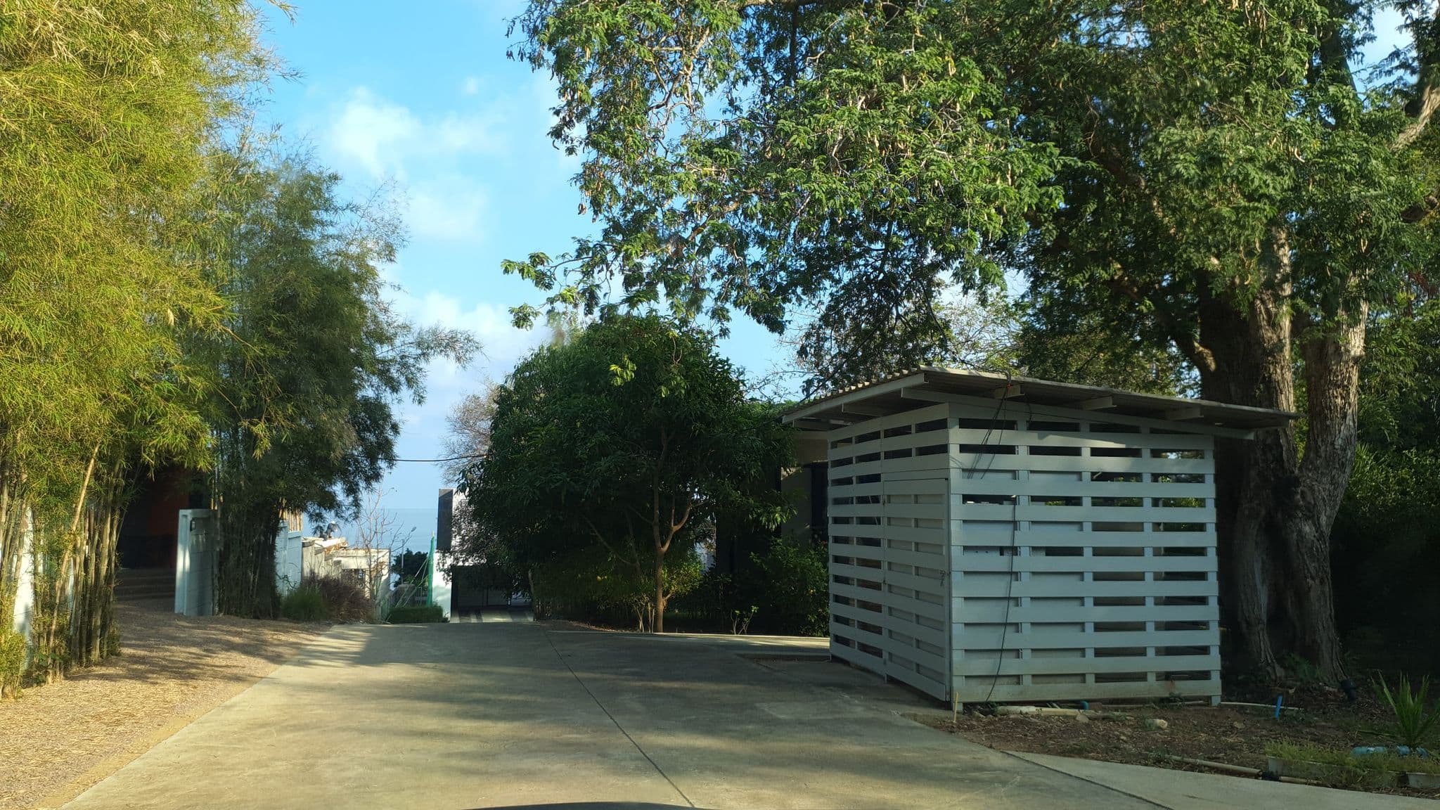 Street view near ซันไชน์พาราไดซ์รีสอร์ต, Bang Saphan — © jrcarlsen (CC BY-SA · Mapillary)
