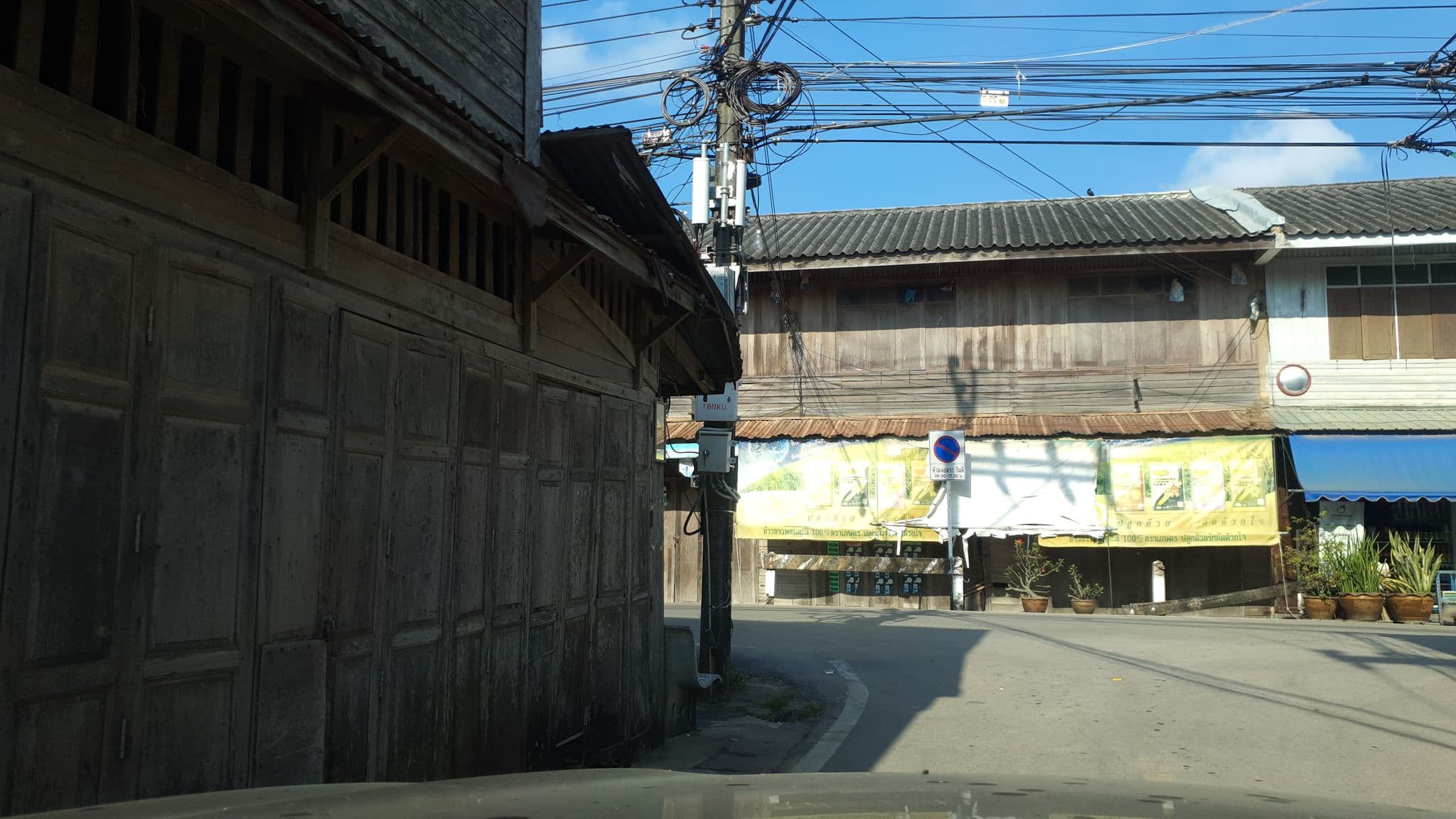 Street view near บ้านกรูด แบ็คแพ็ค, Bang Saphan — © jrcarlsen (CC BY-SA · Mapillary)