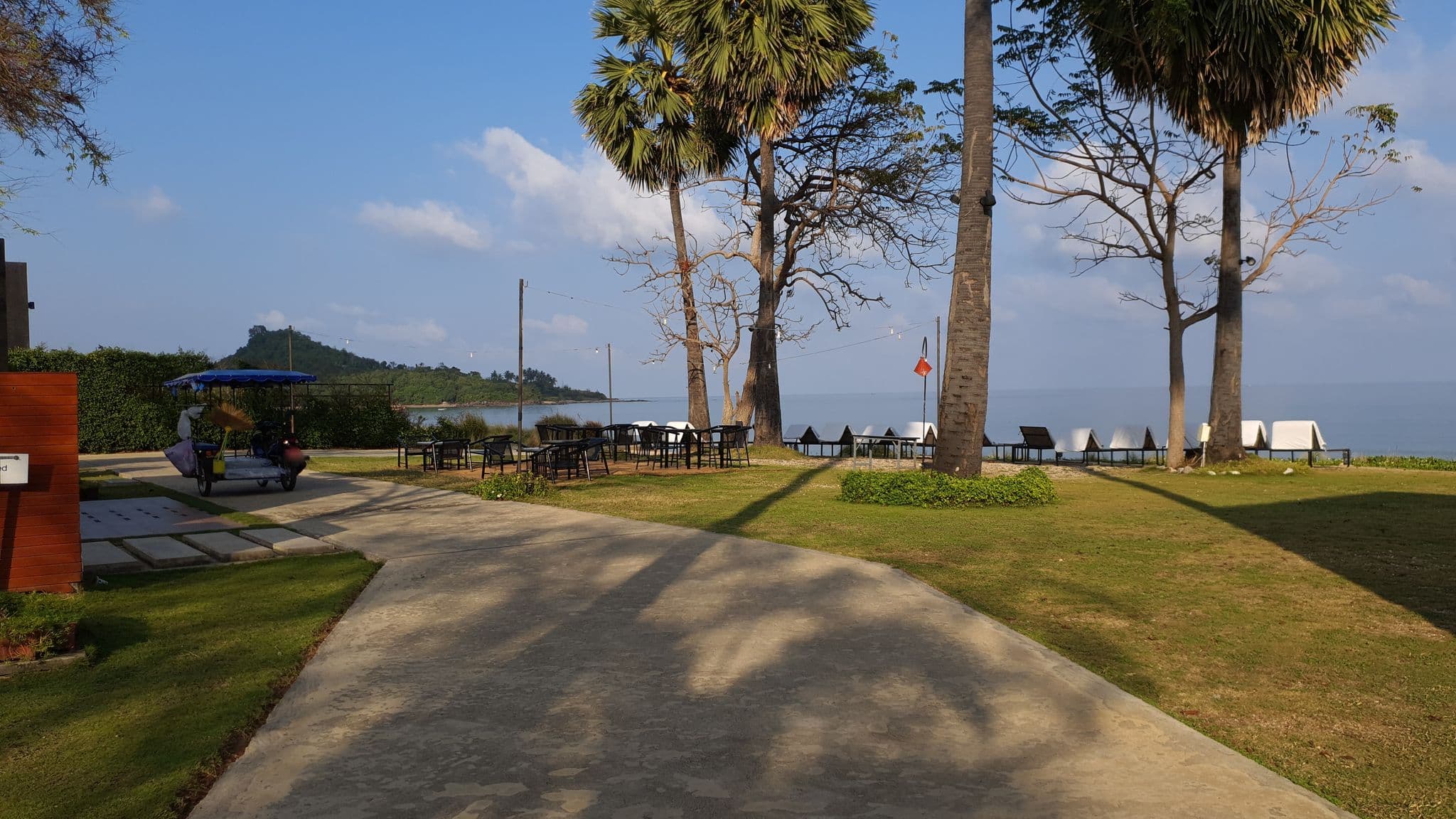 Street view near ลำร่า รีสอร์ท, Bang Saphan — © jrcarlsen (CC BY-SA · Mapillary)