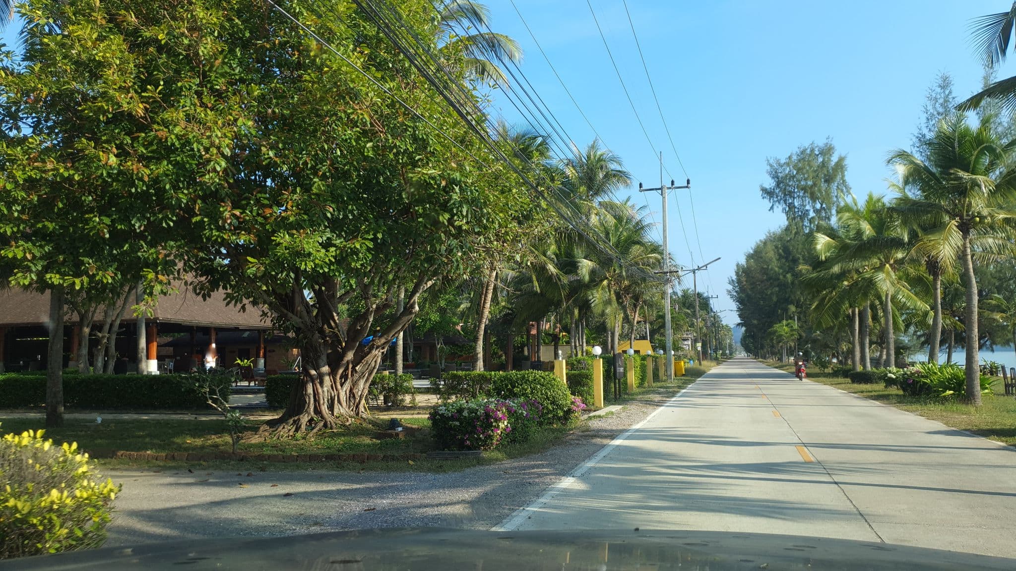 Street view near คีรีวารี, Bang Saphan — © jrcarlsen (CC BY-SA · Mapillary)