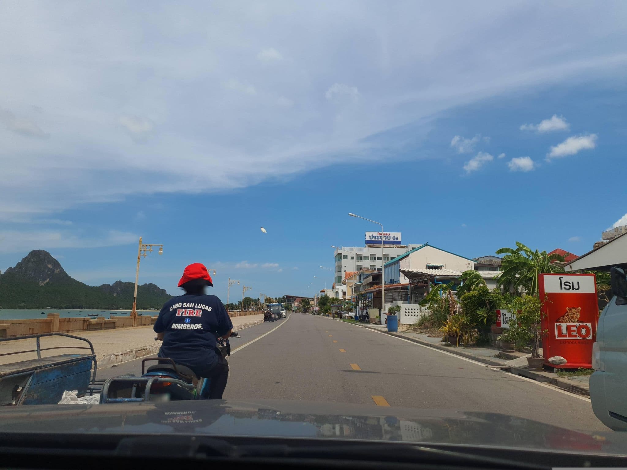 Street view near ราชาวดี รีสอร์ท แอนด์ โฮเทล, Prachuap Khiri Khan — © jrcarlsen (CC BY-SA · Mapillary)
