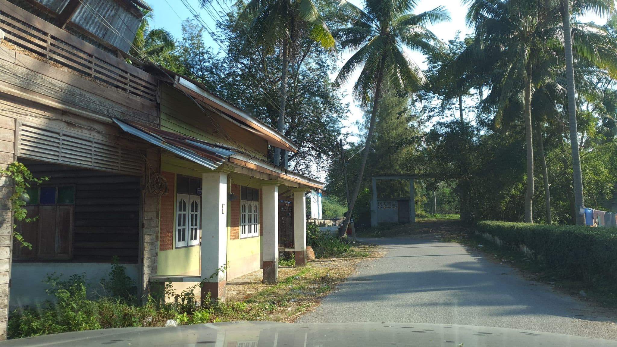 Street view near บ้านเรือนไทยรีสอร์ท, Bang Saphan — © jrcarlsen (CC BY-SA · Mapillary)