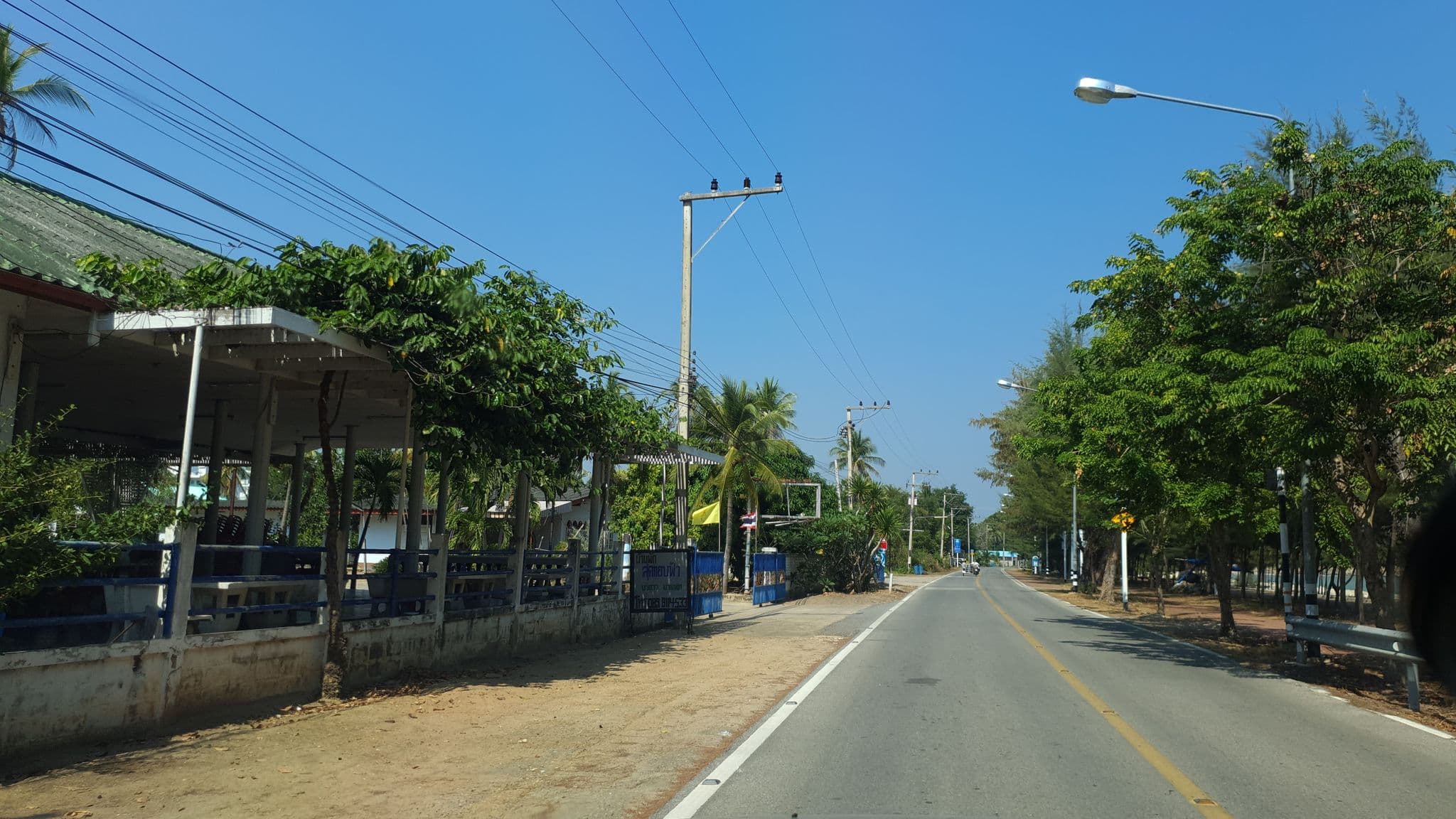 Street view near รีสอร์ทสุดขอบฟ้า หาดสามร้อยยอด, Sam Roi Yot — © jrcarlsen (CC BY-SA · Mapillary)