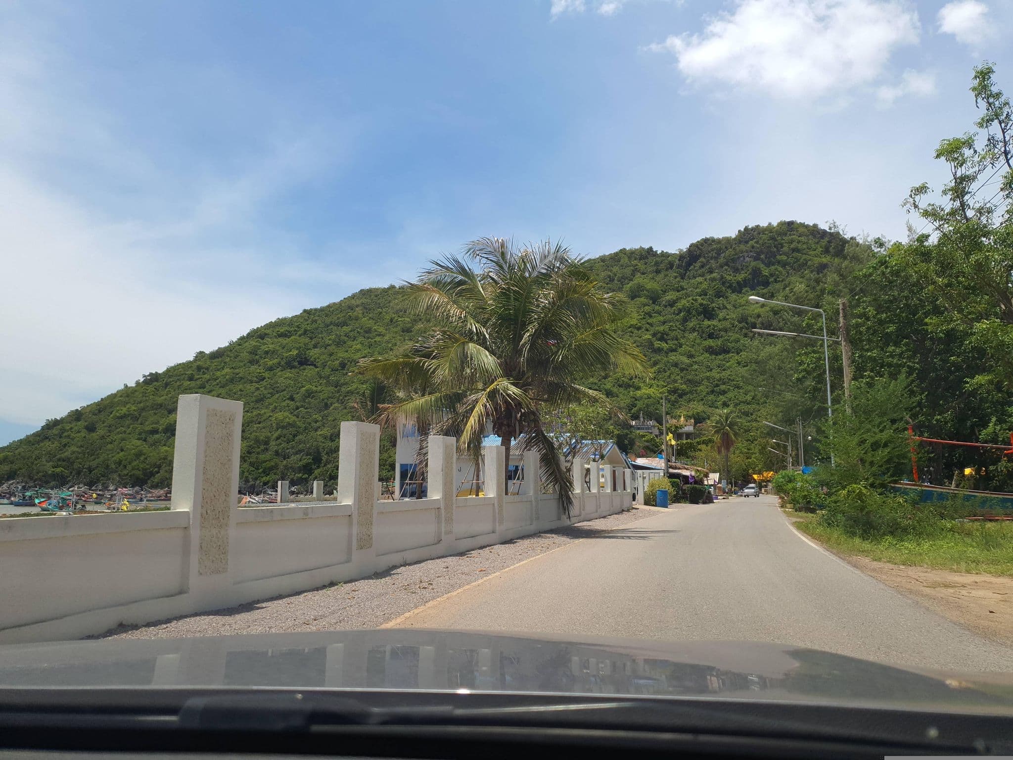 Street view near อ่าวน้อยเบย์รีสอร์ทแอนด์สปา, Prachuap Khiri Khan — © jrcarlsen (CC BY-SA · Mapillary)
