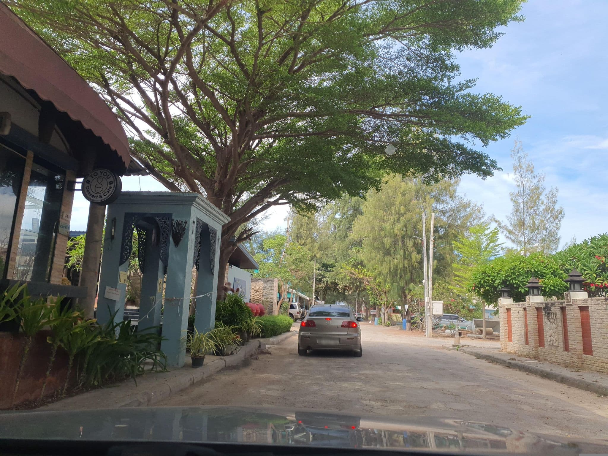 Street view near Puktien Sea View Residence, Tha Yang — © jrcarlsen (CC BY-SA · Mapillary)