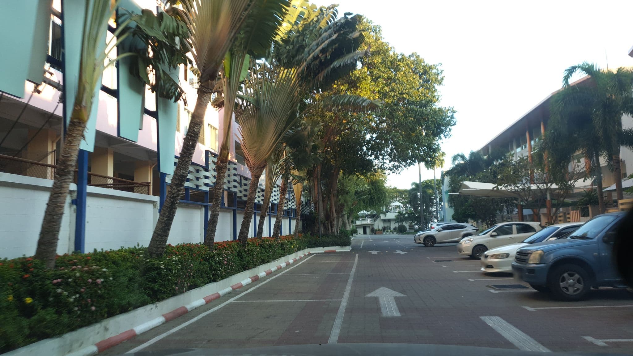 Street view near แคททียาคอนโด, Cha-am — © jrcarlsen (CC BY-SA · Mapillary)
