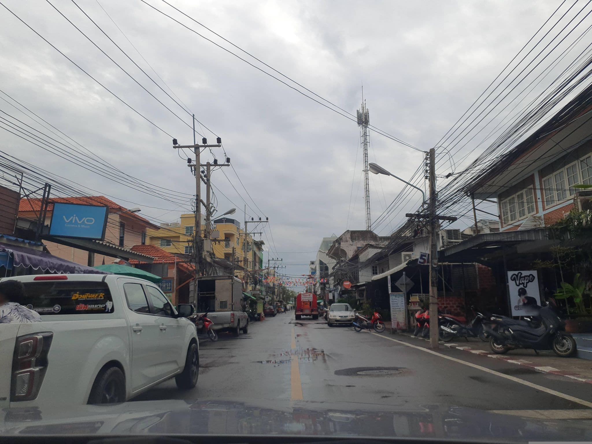 Street view near pool bar ชั้นดาดฟ้า โรงแรมชเลราญ, Hua Hin — © jrcarlsen (CC BY-SA · Mapillary)