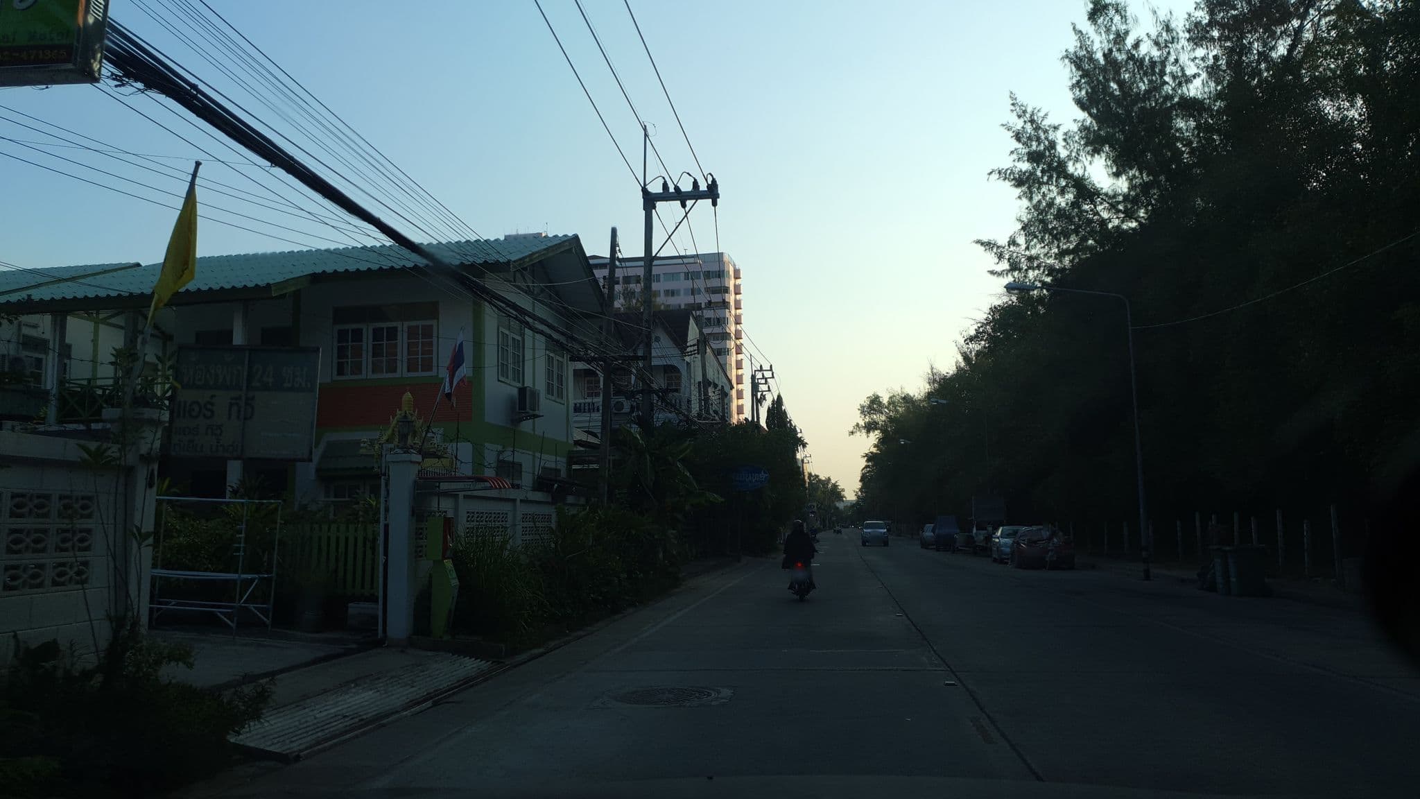 Street view near บังกะโลสุโขทัย | หาดชะอำ, Cha-am — © jrcarlsen (CC BY-SA · Mapillary)