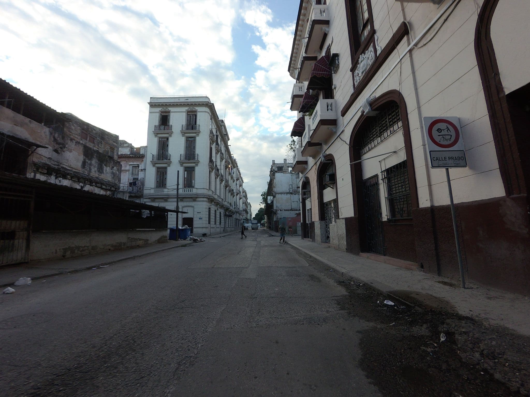 Street view near Casa Consulado, Centro Habana