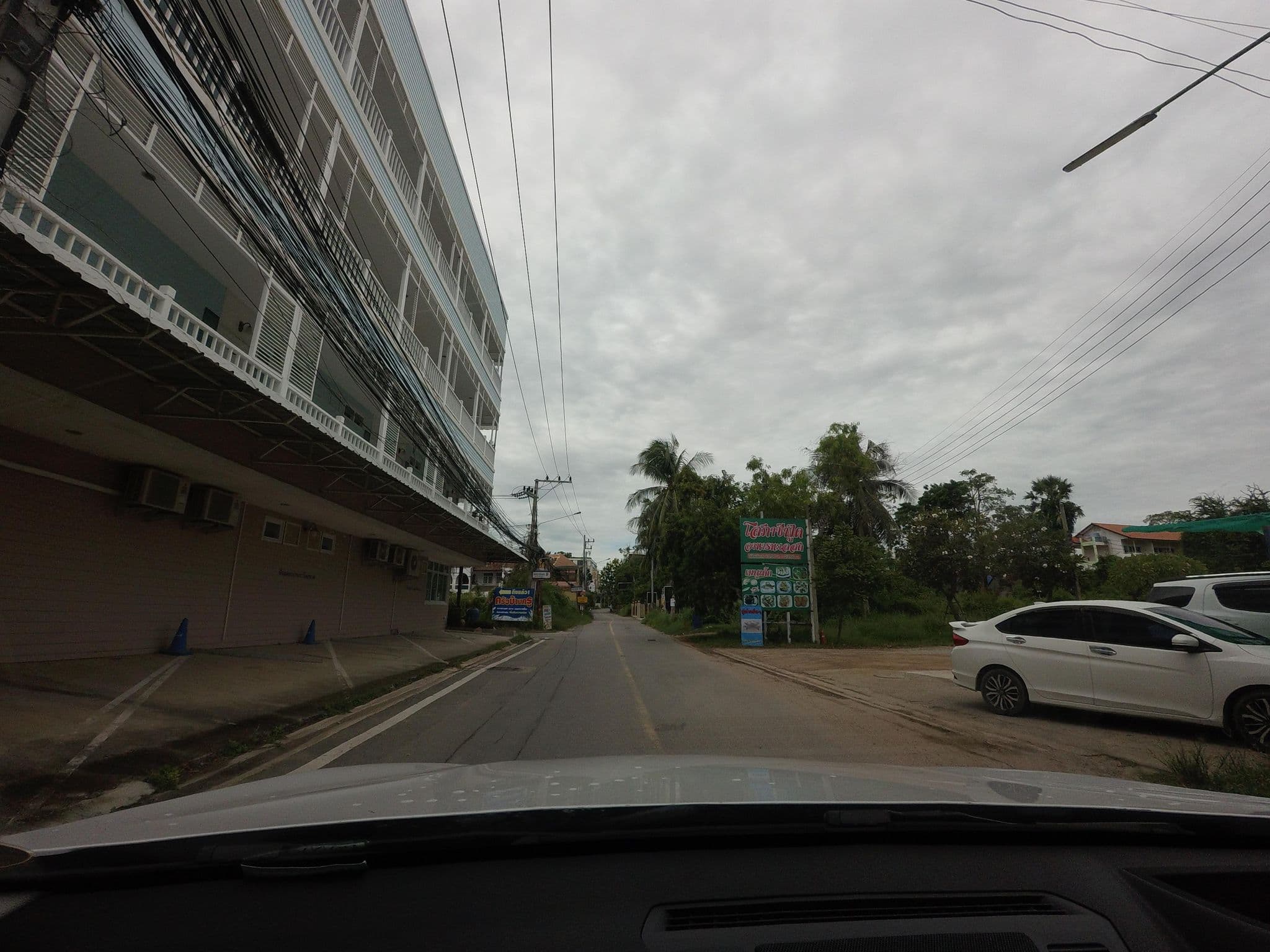 Street view near บ้านคุณหลวง หัวหิน, Hua Hin — © mishari (CC BY-SA · Mapillary)