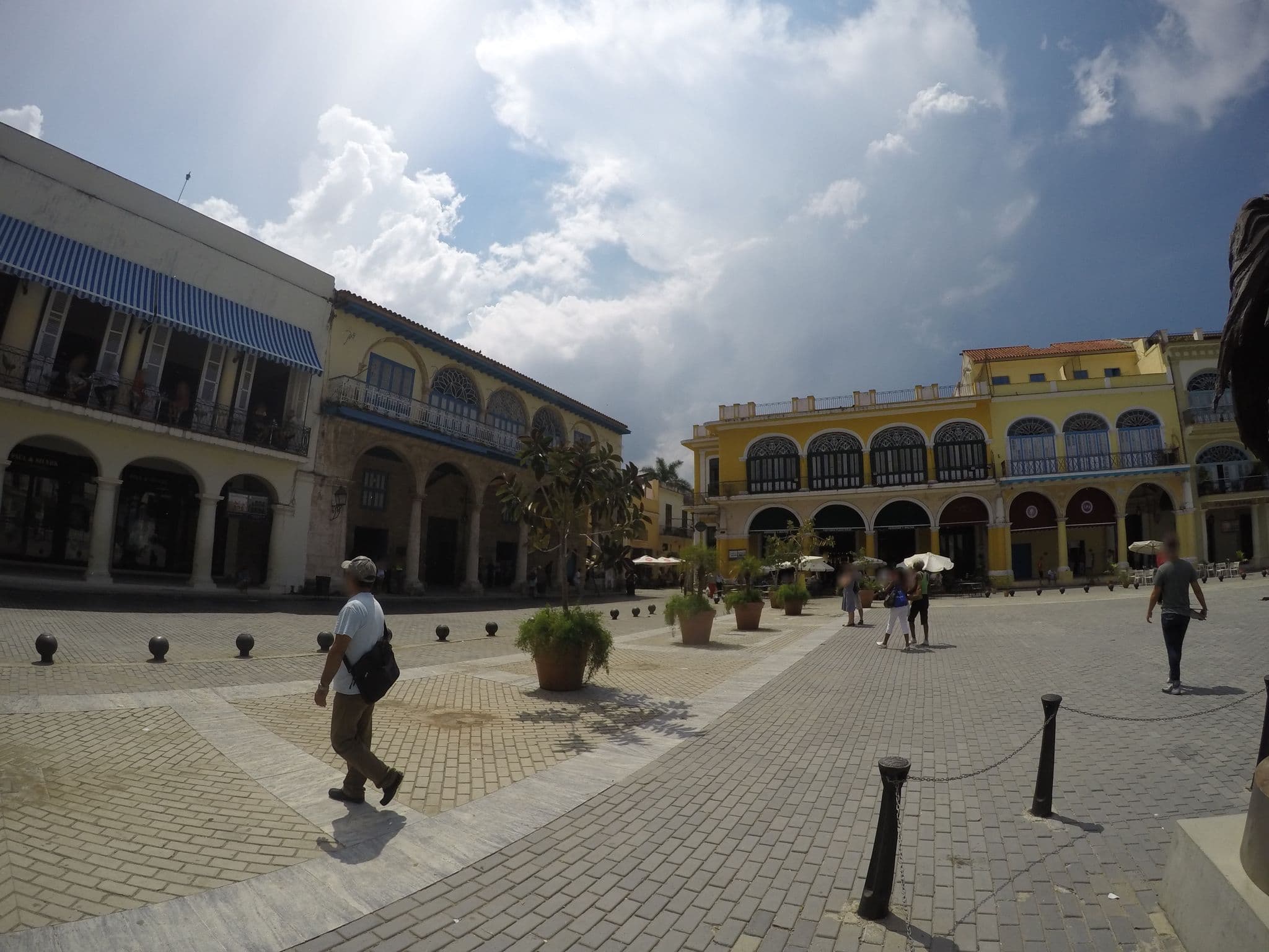Street view near Casa Arrate, La Habana Vieja