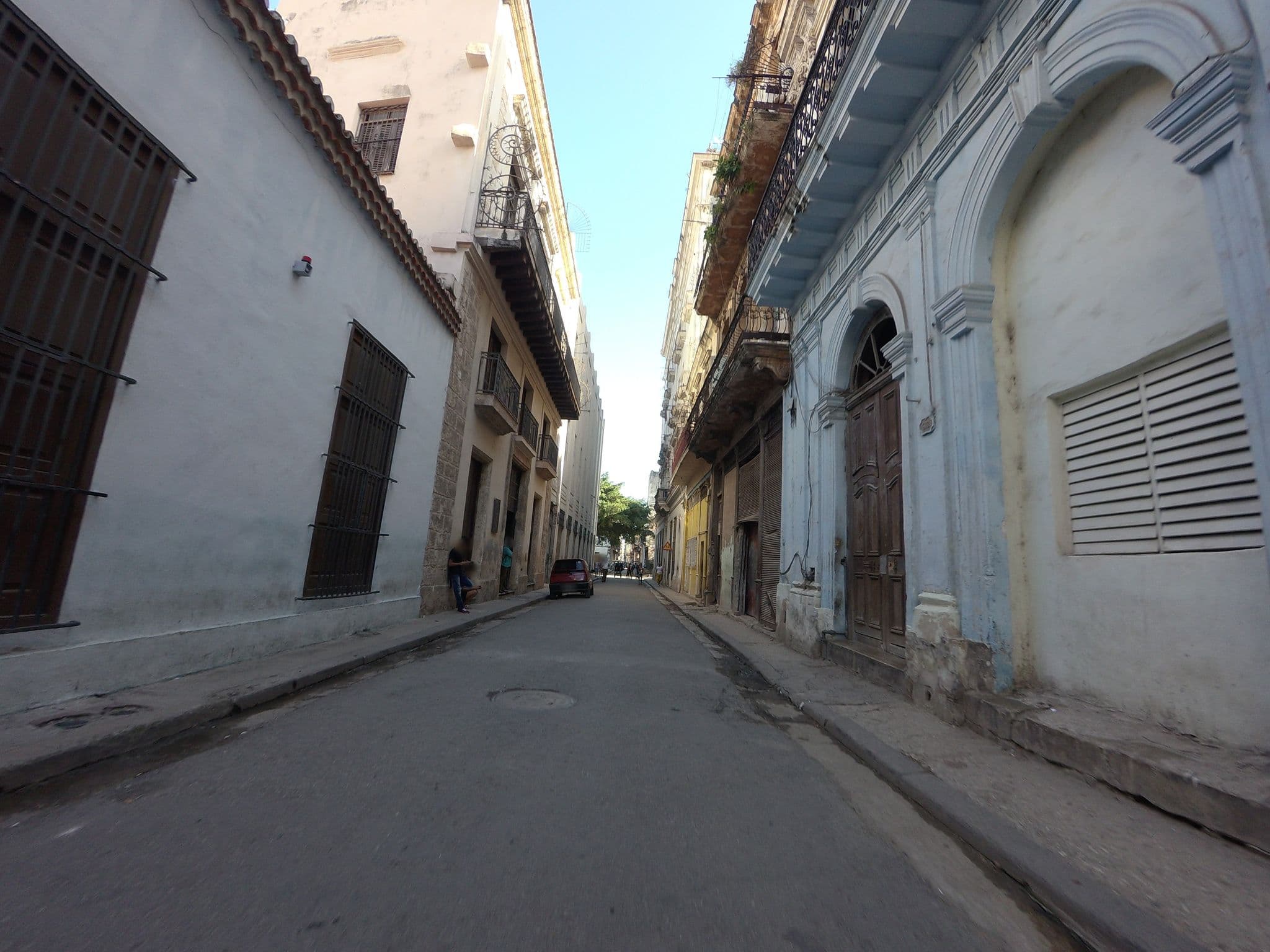 Street view near Habana 612, La Habana Vieja
