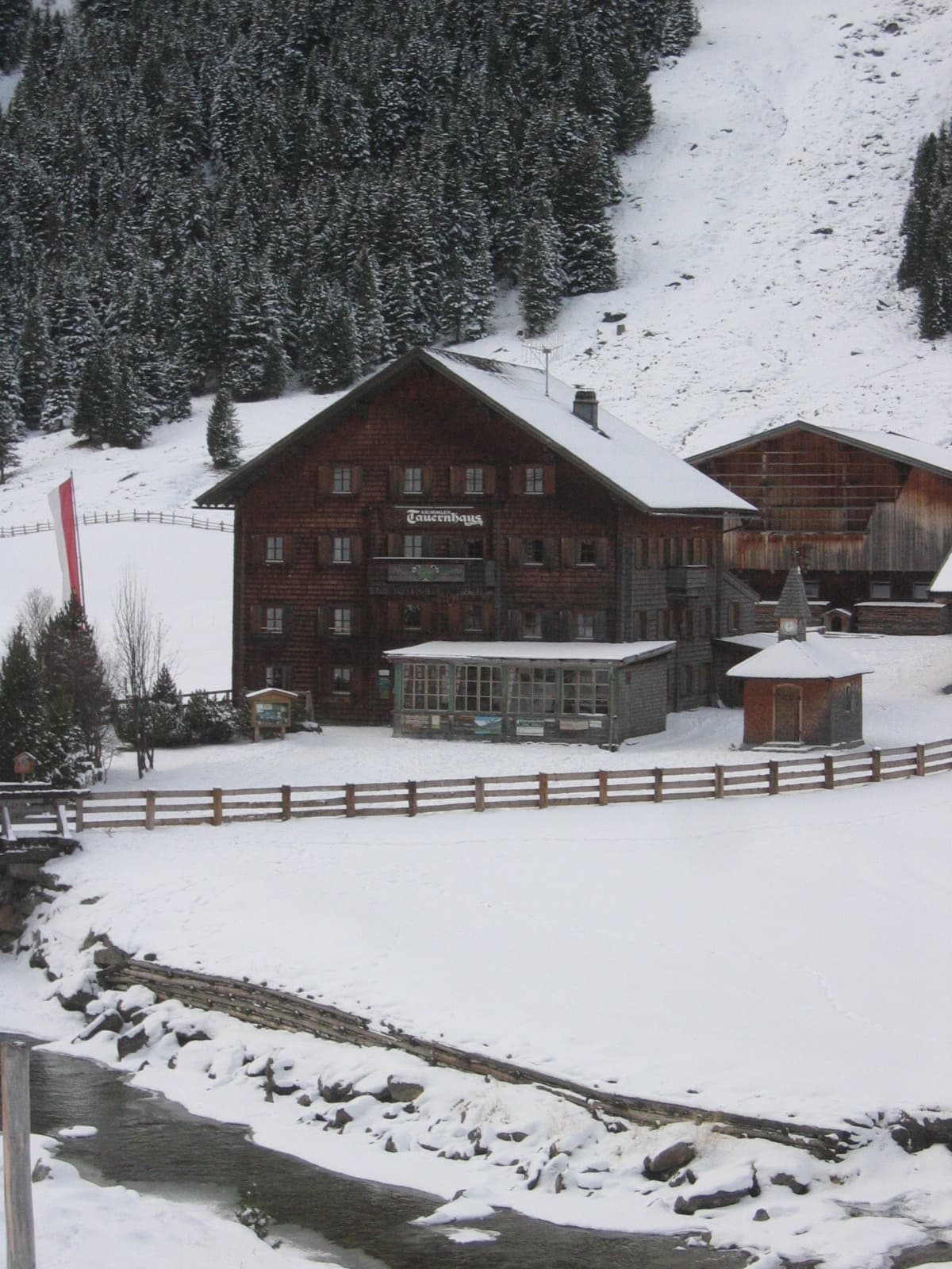 Krimmler Tauernhaus (via Wikimedia Commons, CC BY-SA 3.0)