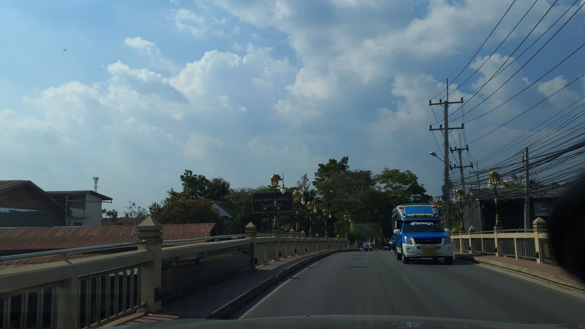 Street view near Rimrabeang Cafe & Guest House, Samut Songkhram — © jrcarlsen (CC BY-SA · Mapillary)