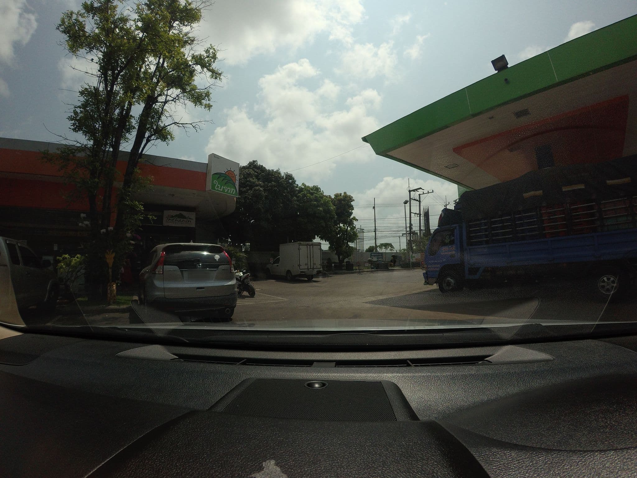 Street view near London Lamour Motel, Ban Samae Dam — © mishari (CC BY-SA · Mapillary)
