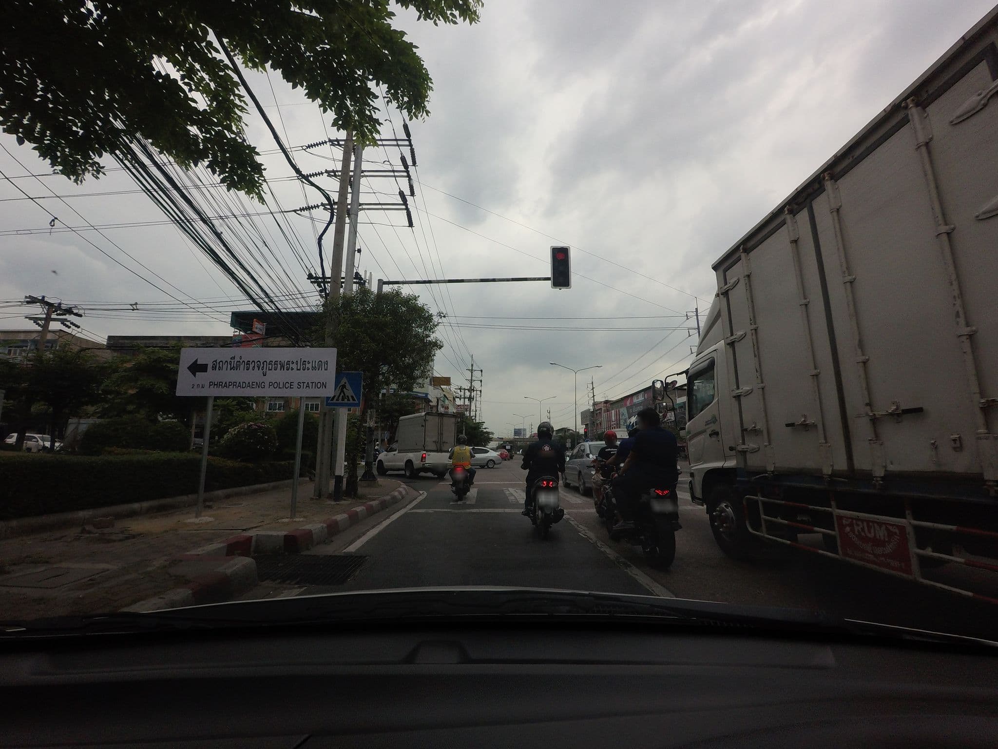 Street view near Papa Pipe's Place, Phra Pradaeng — © mishari (CC BY-SA · Mapillary)