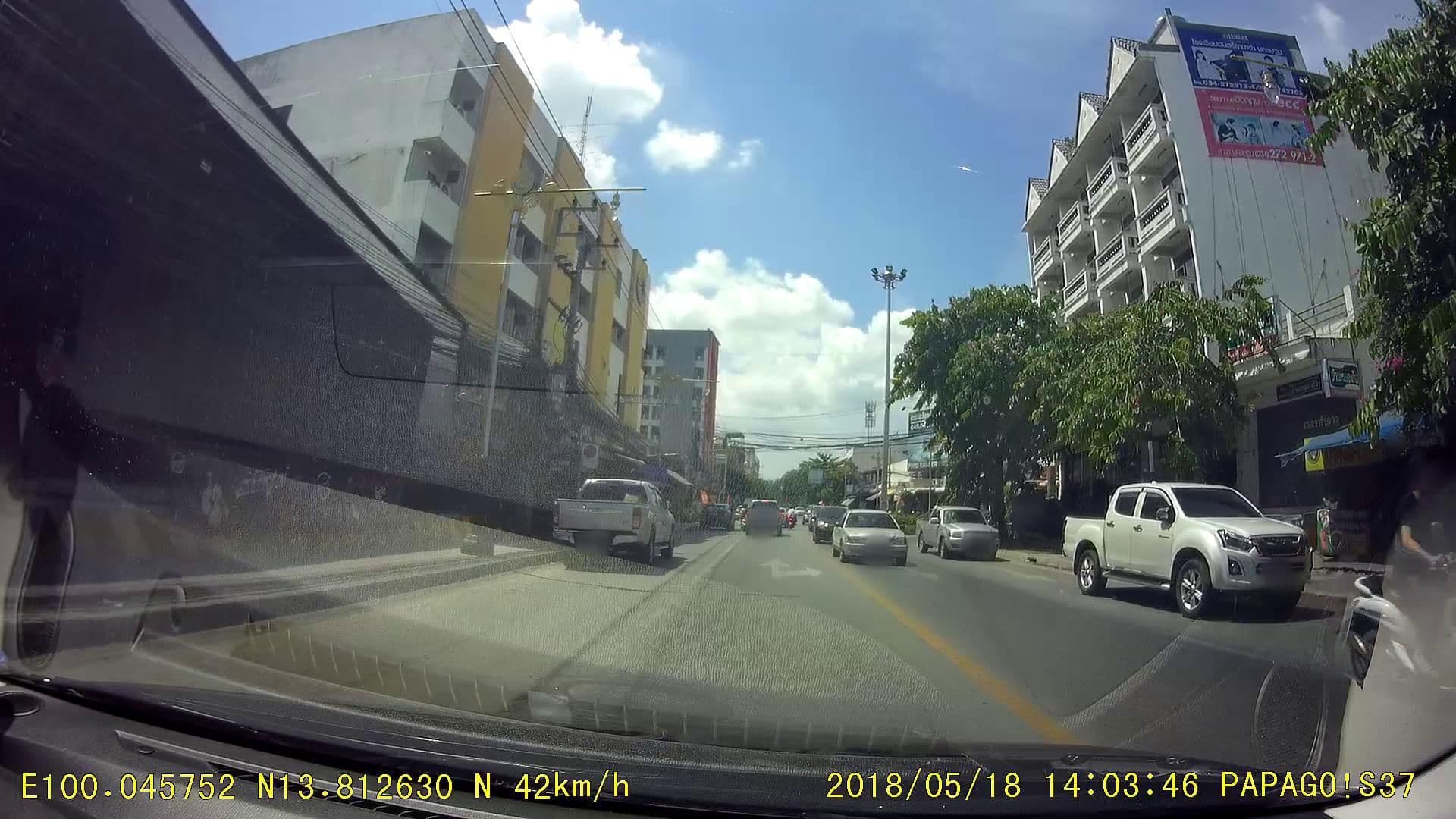 Street view near โรงแรมทานตะวัน, Nakhon Pathom — © poramet (CC BY-SA · Mapillary)