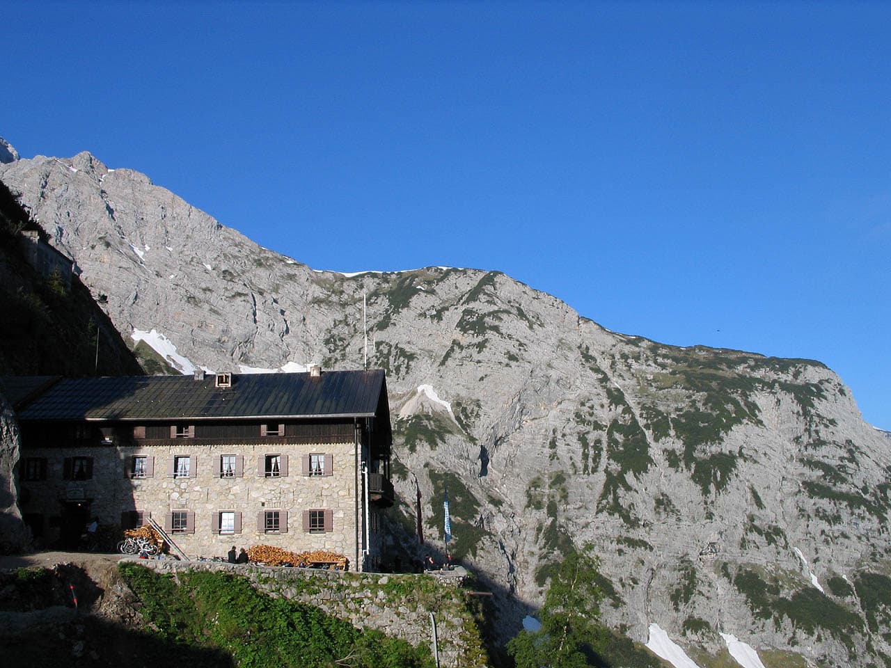 Karwendelhaus (via Wikimedia Commons, CC BY-SA 3.0)