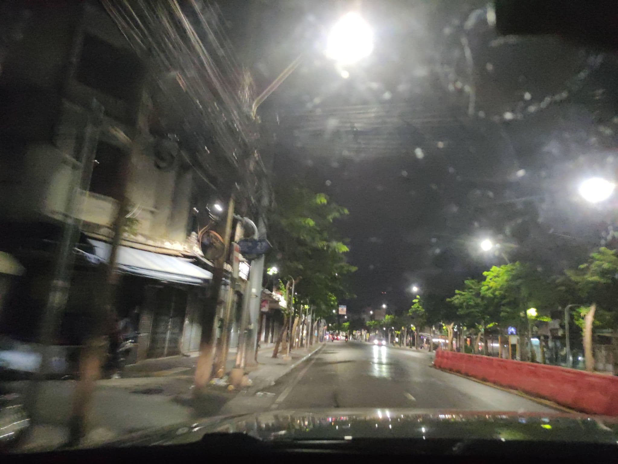 Street view near Baan Khun Nine Hostel Wangdoem (บ้านคุณนาย โฮสเทลวังเดิม), Wat Arun — © kasetitkml_pipitchai (CC BY-SA · Mapillary)