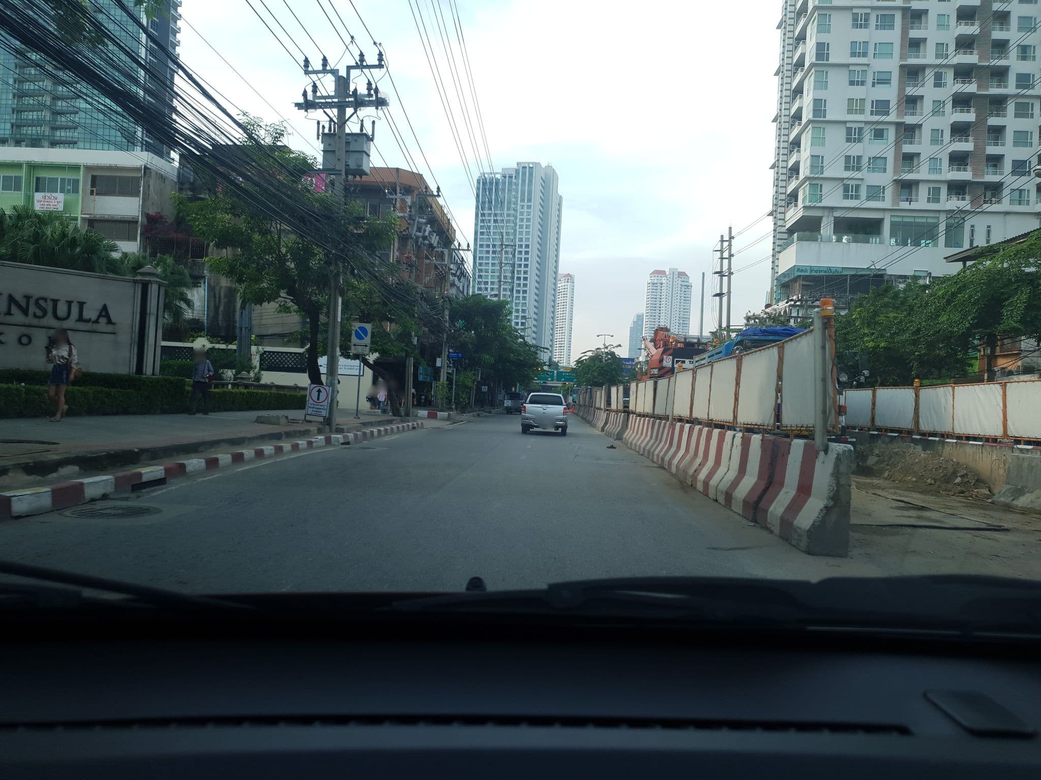 Street view near The Peninsula suite, Bang Rak Subdistrict — © jgauvasu (CC BY-SA · Mapillary)