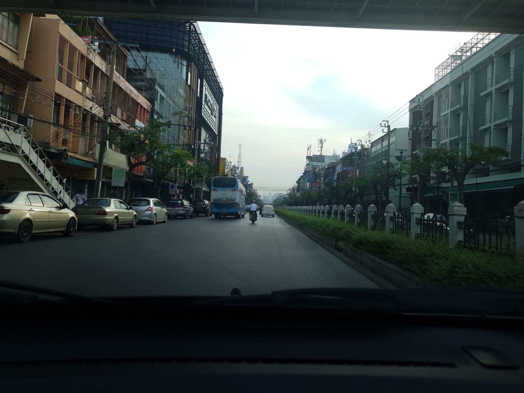 Street view near 7 Days Premium Hotels, Thon Buri — © jgauvasu (CC BY-SA · Mapillary)