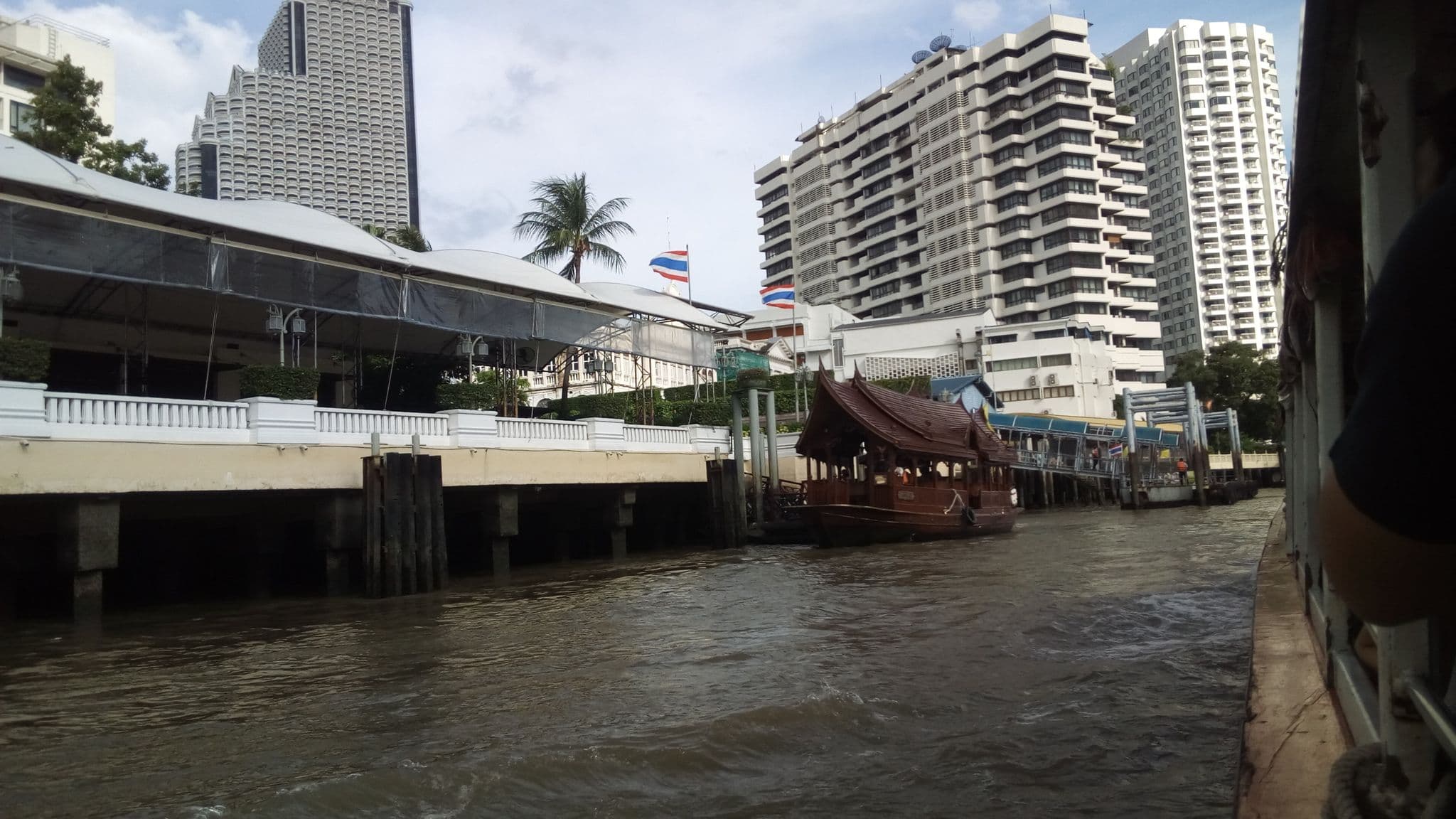 Street view near Royal Oriental Suite at Mandarin Oriental, Bangkok, Bang Rak Subdistrict — © ozflor (CC BY-SA · Mapillary)