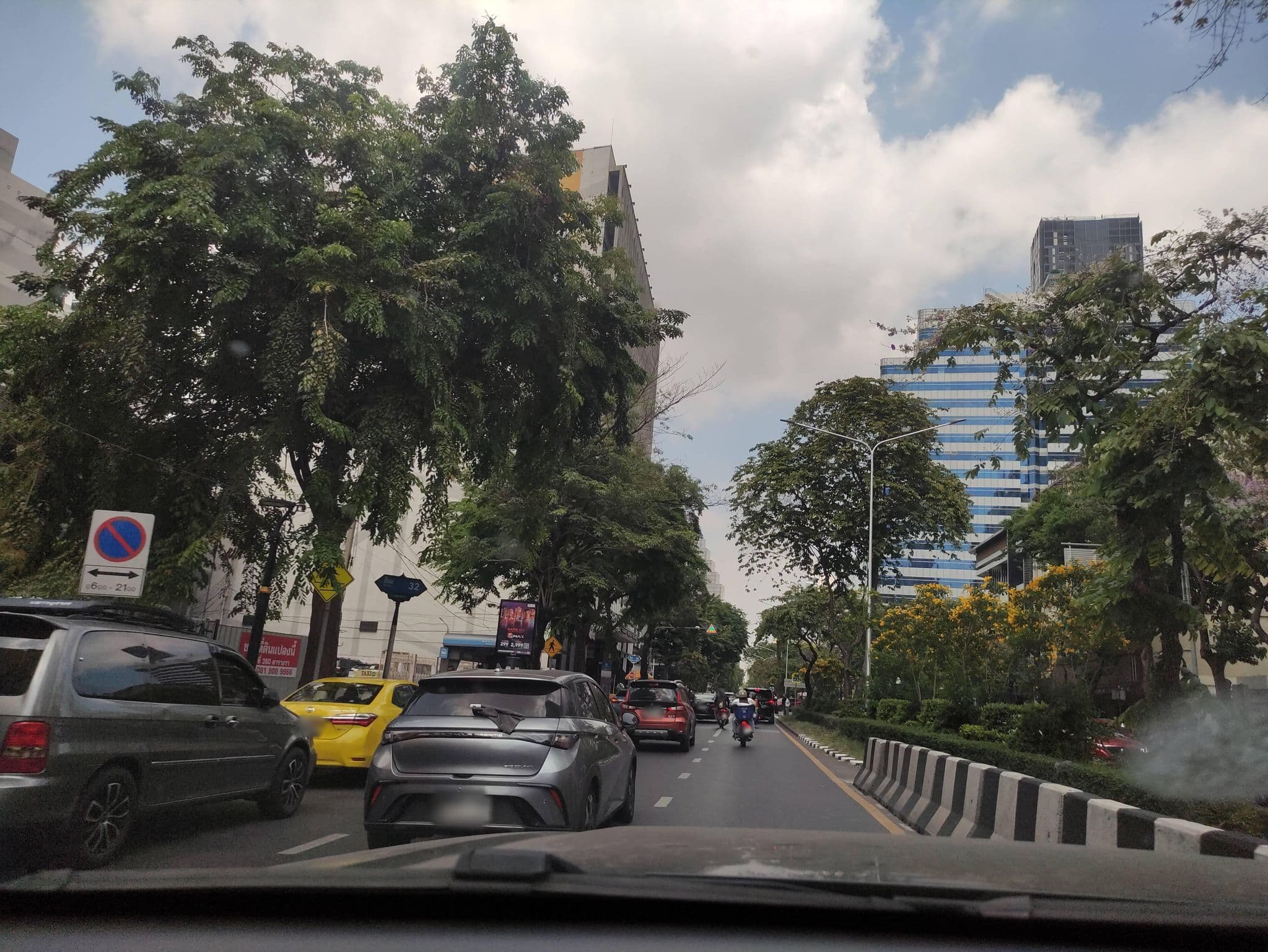 Street view near Holiday Inn Executive Lounge, Bang Rak Subdistrict — © kasetitkml_pipitchai (CC BY-SA · Mapillary)