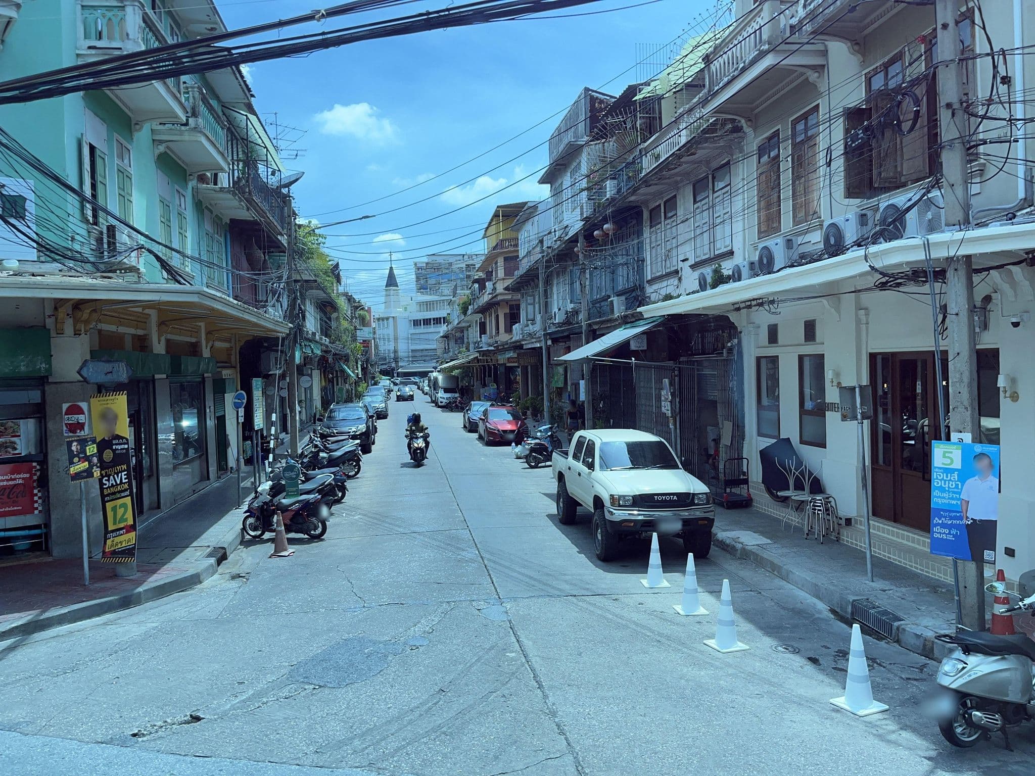 Street view near 103 Bed and Brews, Samphanthawong — © DriveWithHoang (CC BY-SA · Mapillary)