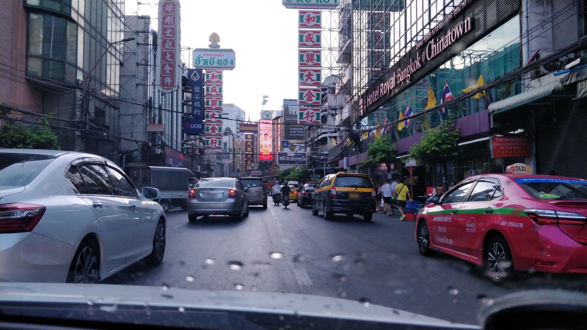 Street view near rooftop swimming pool, Samphantawong — © datpeter (CC BY-SA · Mapillary)