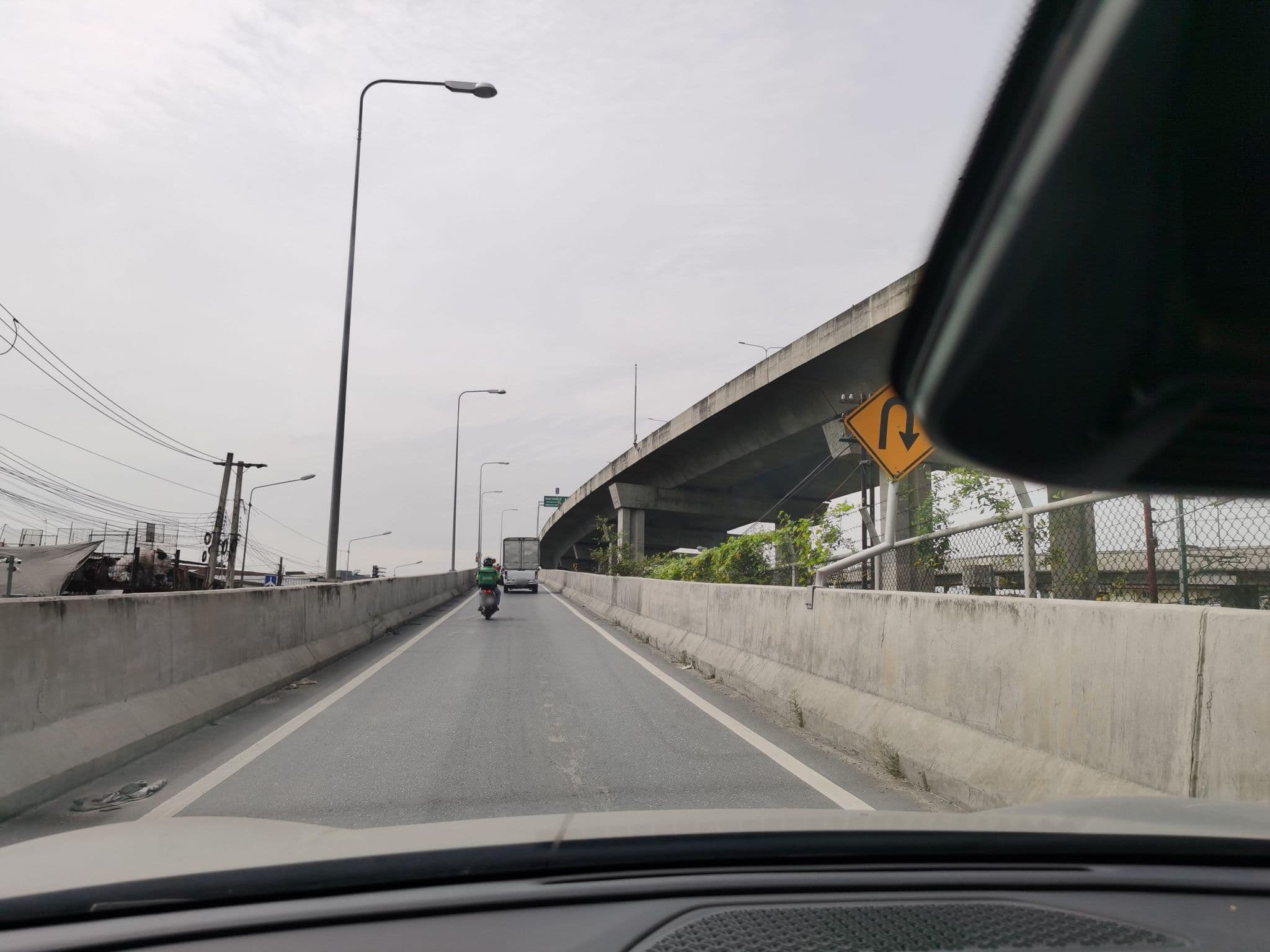 Street view near Santhiya By The Sea Bar & Restaurant, Ban Bang Bamru — © lin_wang (CC BY-SA · Mapillary)