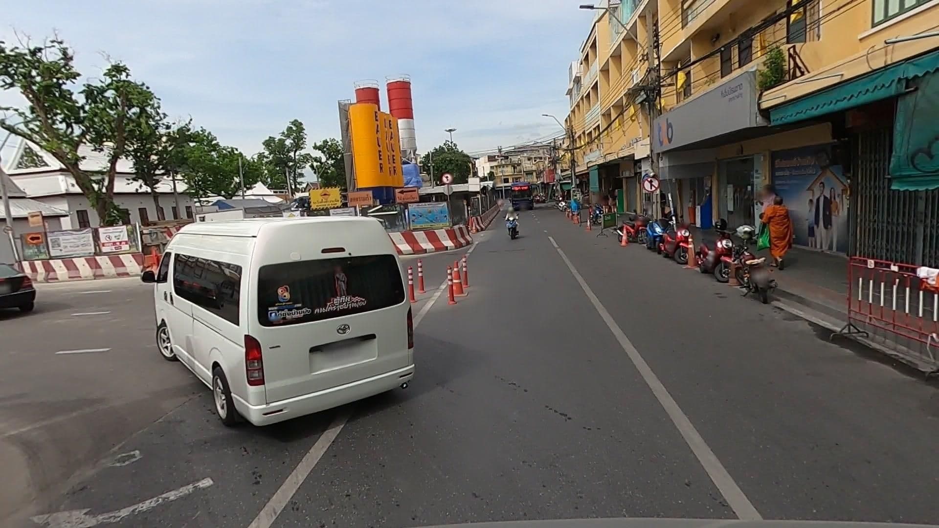 Street view near Baan Bovorn Khaosarn, Phra Nakhon — © geocruizer (CC BY-SA · Mapillary)