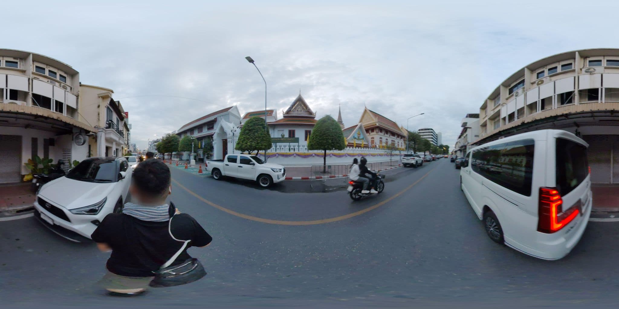 Street view near Feung Nakorn Balcony (เฟื่องนคร บัลโคนี), Bangkok — © mapconcierge (CC BY-SA · Mapillary)