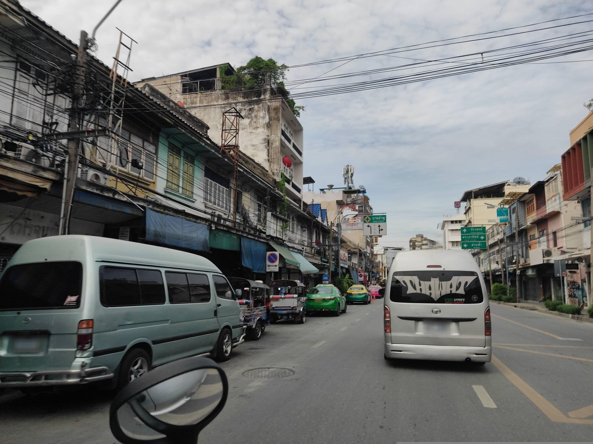 Street view near The Four Inn Bangkok, Phra Nakhon — © sawanshariar (CC BY-SA · Mapillary)