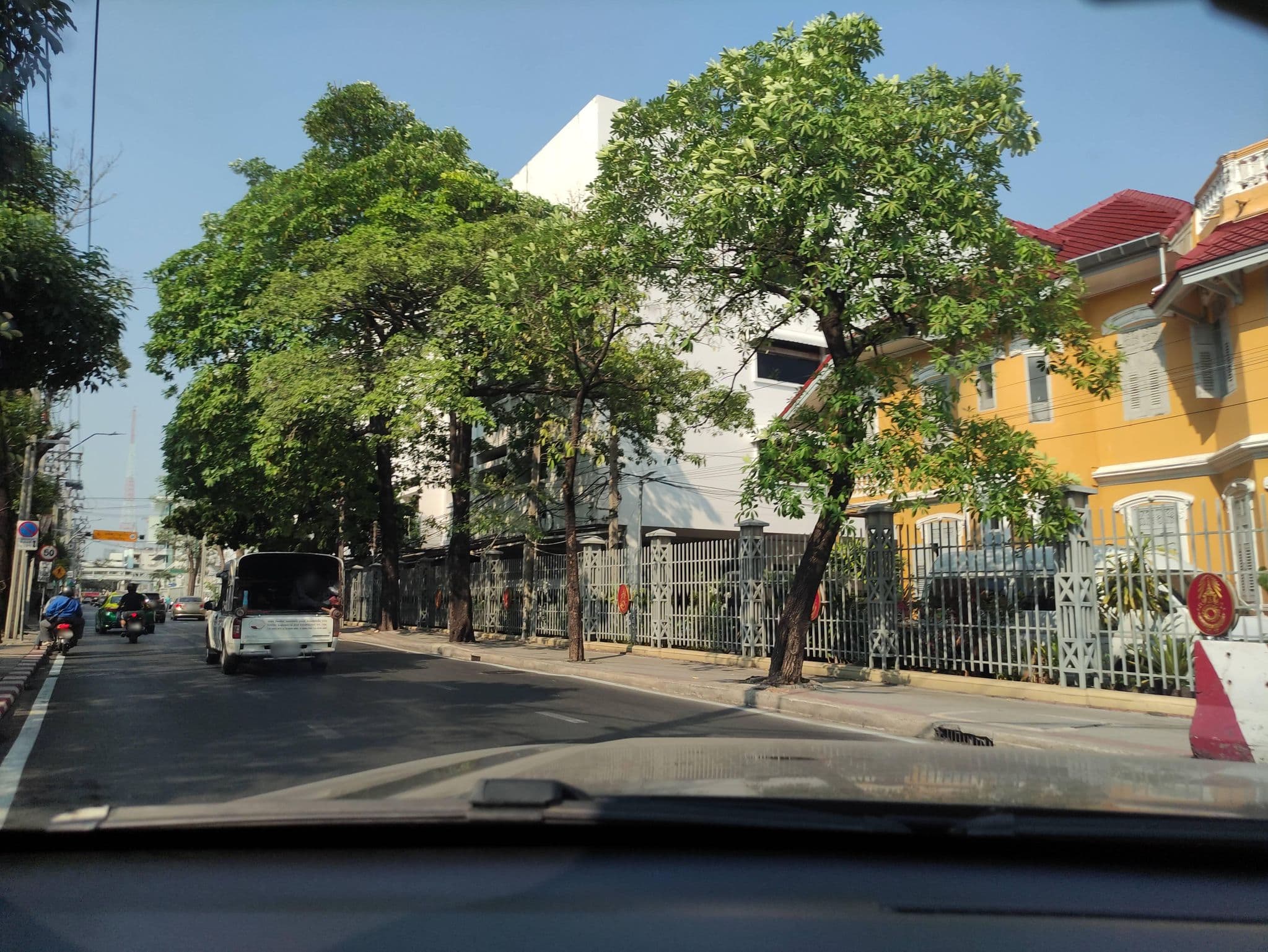 Street view near Dikdbm, Dusit — © kasetitkml_pipitchai (CC BY-SA · Mapillary)