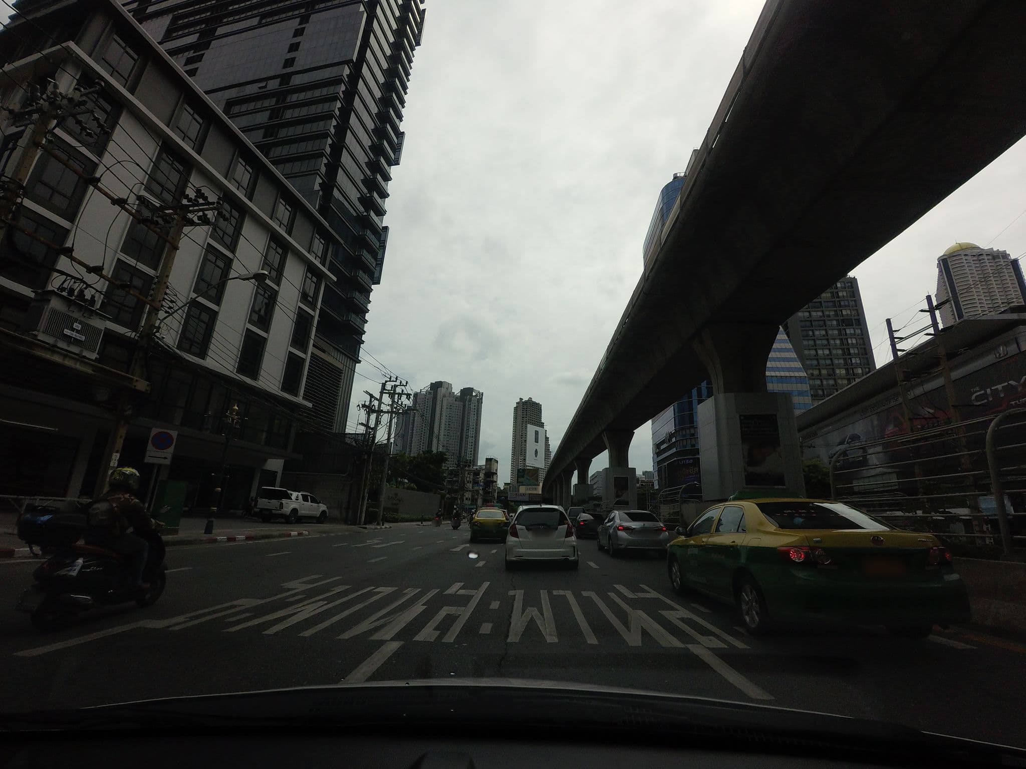 Street view near Azure Bar @ Eastin, Bang Rak Subdistrict — © mishari (CC BY-SA · Mapillary)