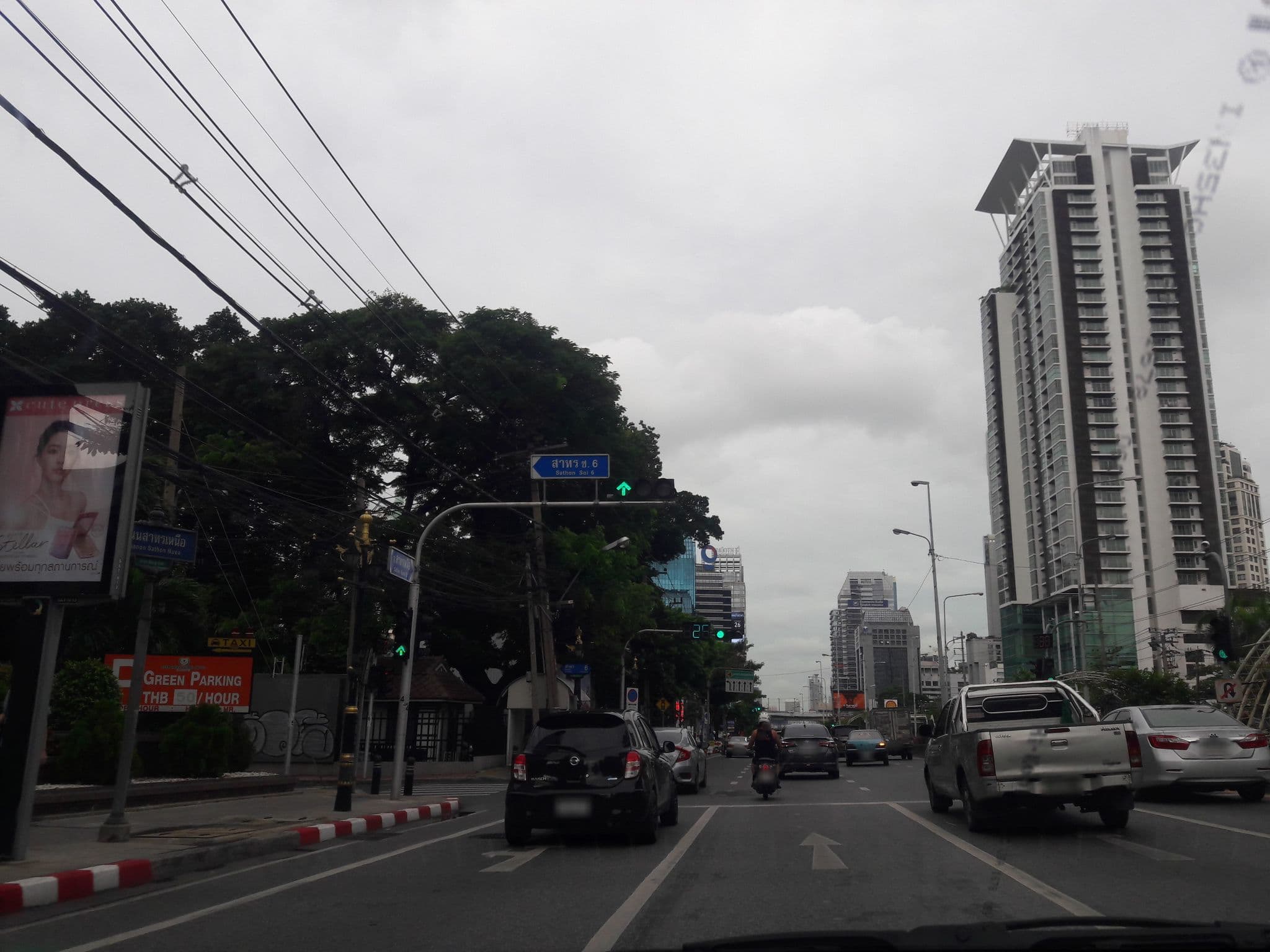 Street view near โรงแรมเอเวอร์กรีน, Bang Rak — © dukeduke (CC BY-SA · Mapillary)