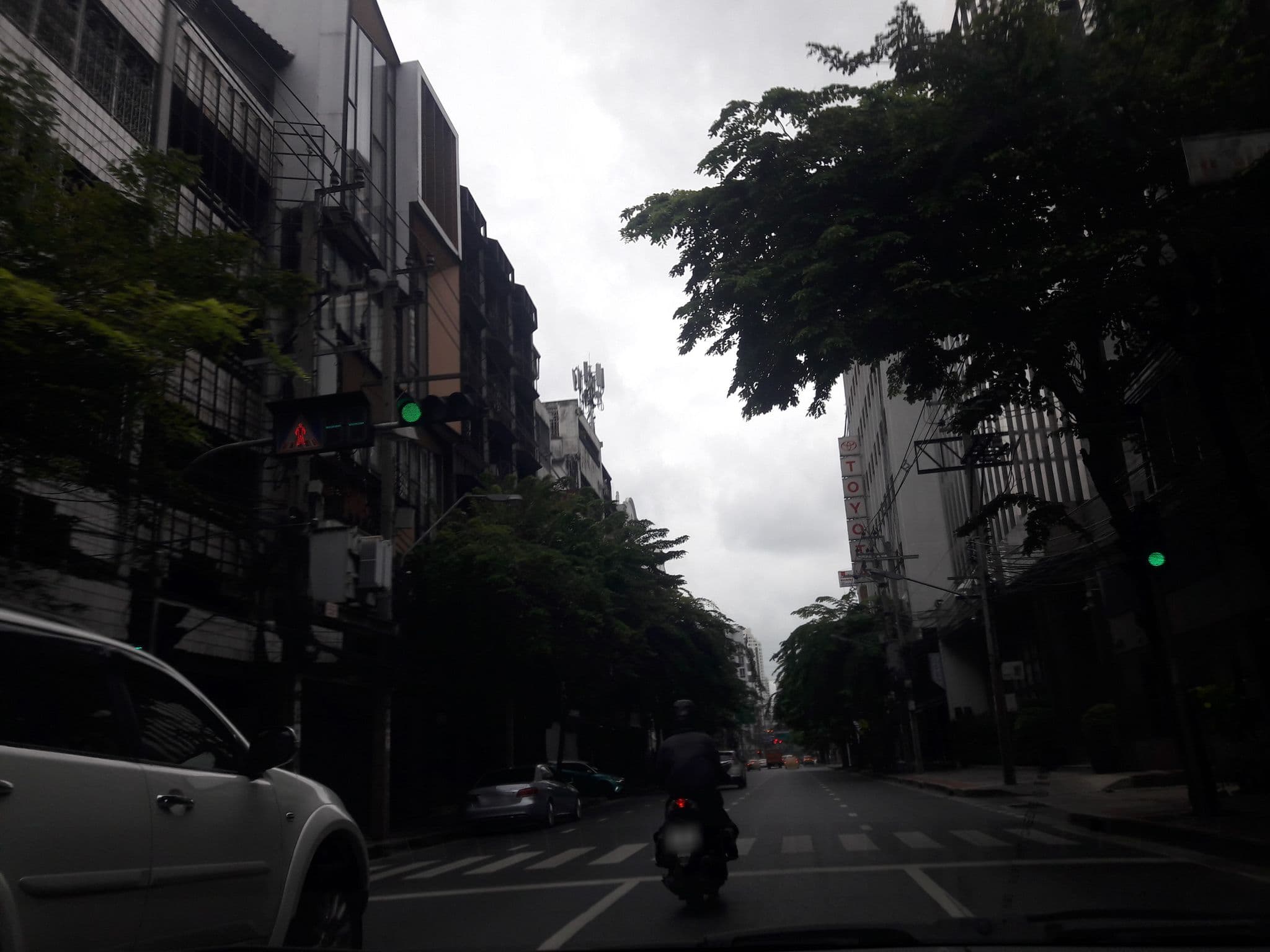 Street view near Foresttel.bkk ฟอร์เรสเทลดอทบีเคเค, Bang Rak — © dukeduke (CC BY-SA · Mapillary)