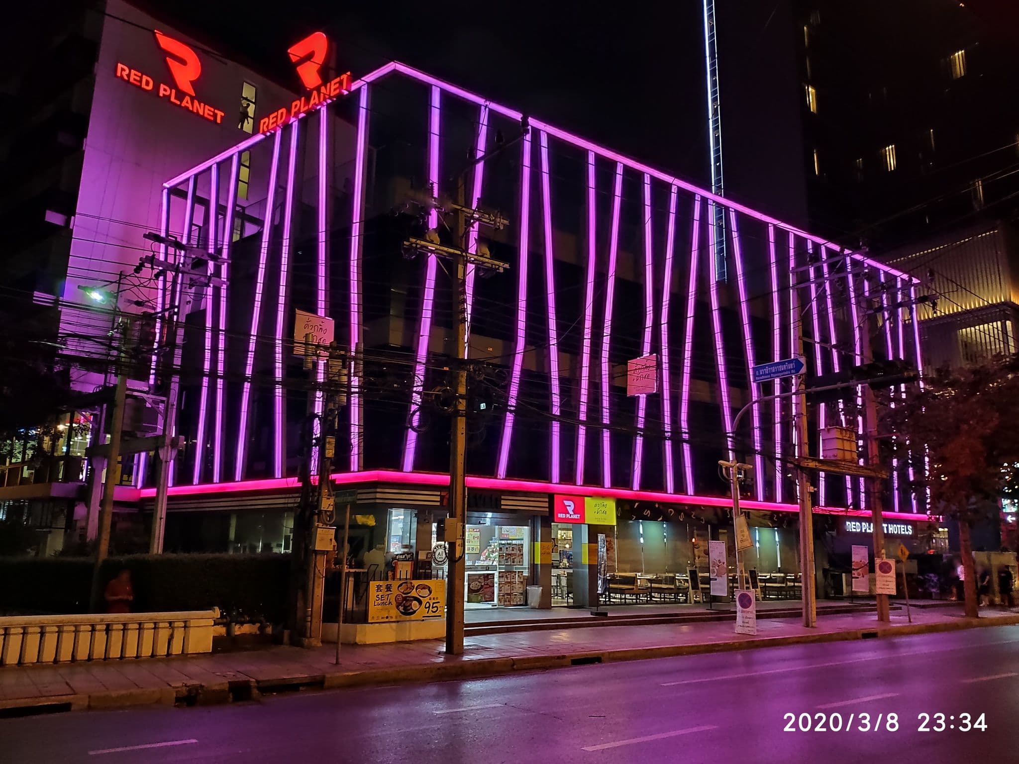 Street view near Red Planet Surawong Hotel (โรงแรมเรด แพลนเนต สุรวงศ์), Bang Rak — © km2bp (CC BY-SA · Mapillary)