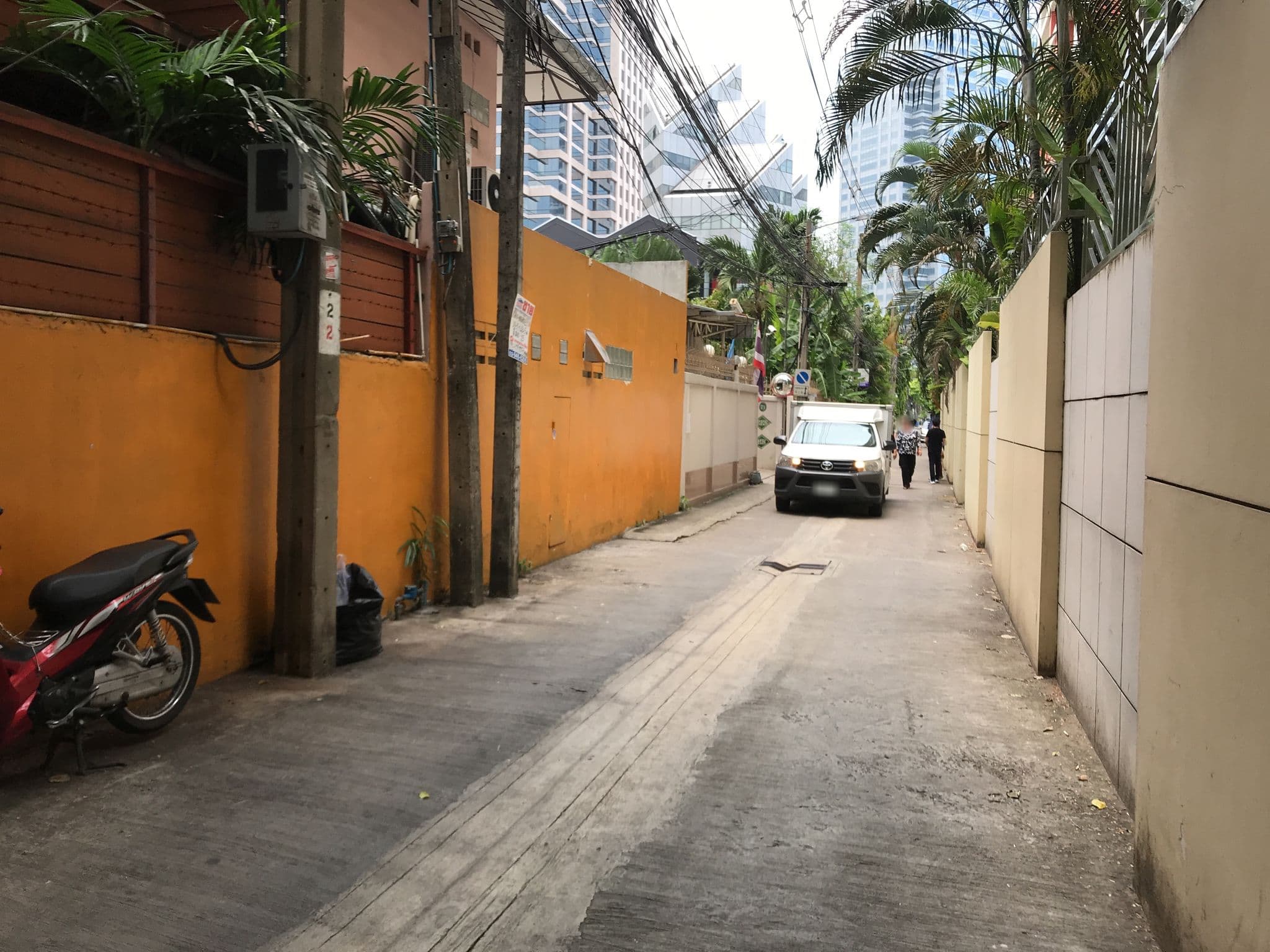Street view near Meet Inn @Silom, Bang Rak — © kchere16 (CC BY-SA · Mapillary)