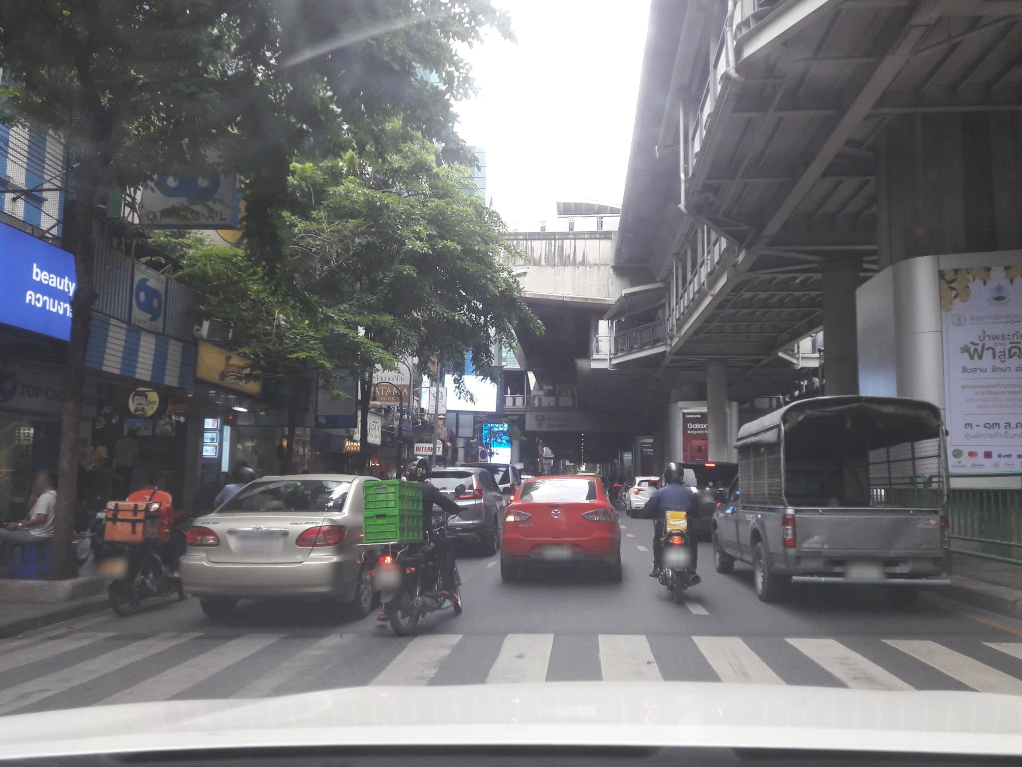 Street view near Bailey's Studio Suites, Bang Rak — © collectiontrue (CC BY-SA · Mapillary)