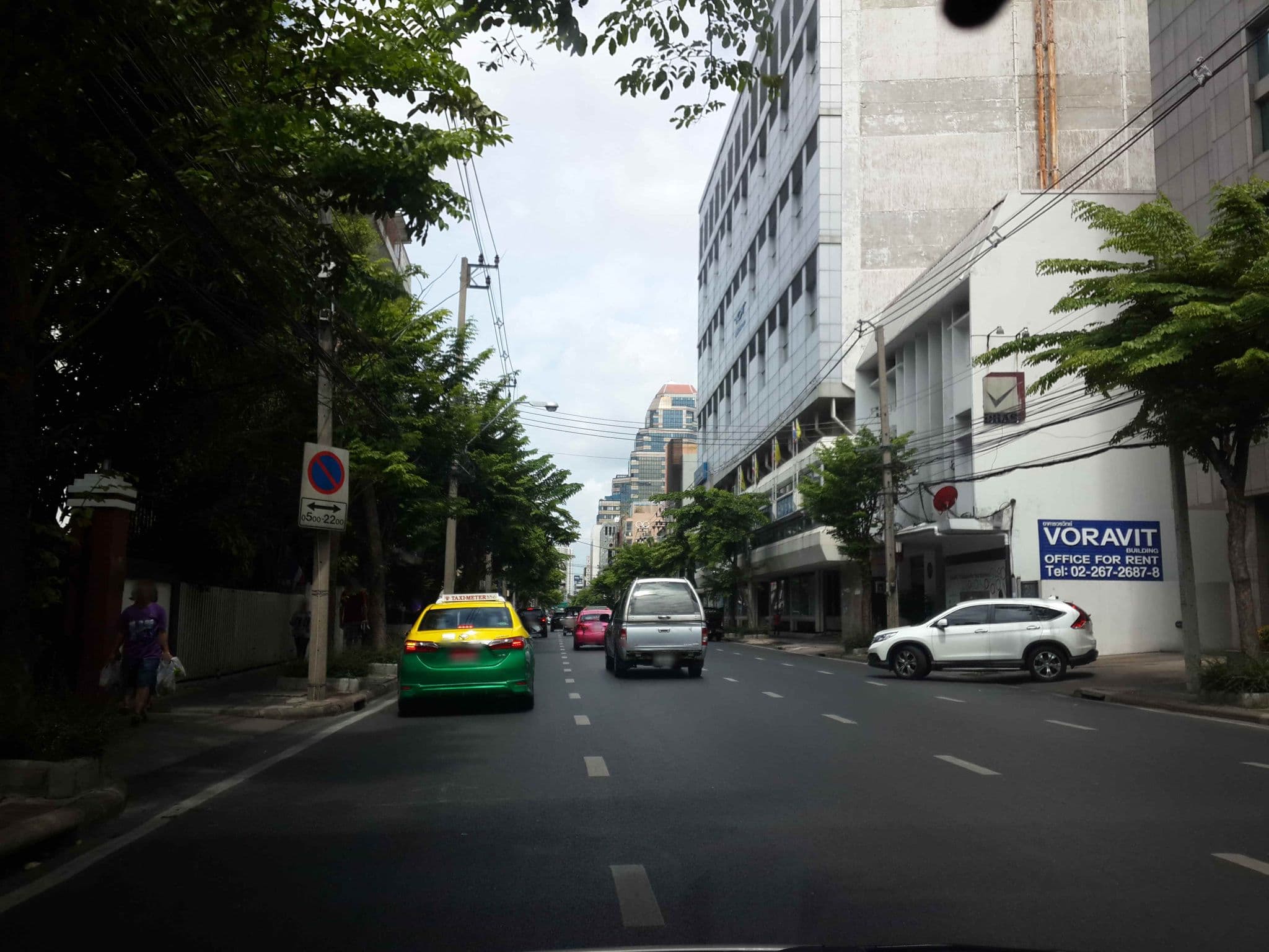 Street view near Mercure Hotel Bangkok Surawong, Bang Rak — © mishari (CC BY-SA · Mapillary)