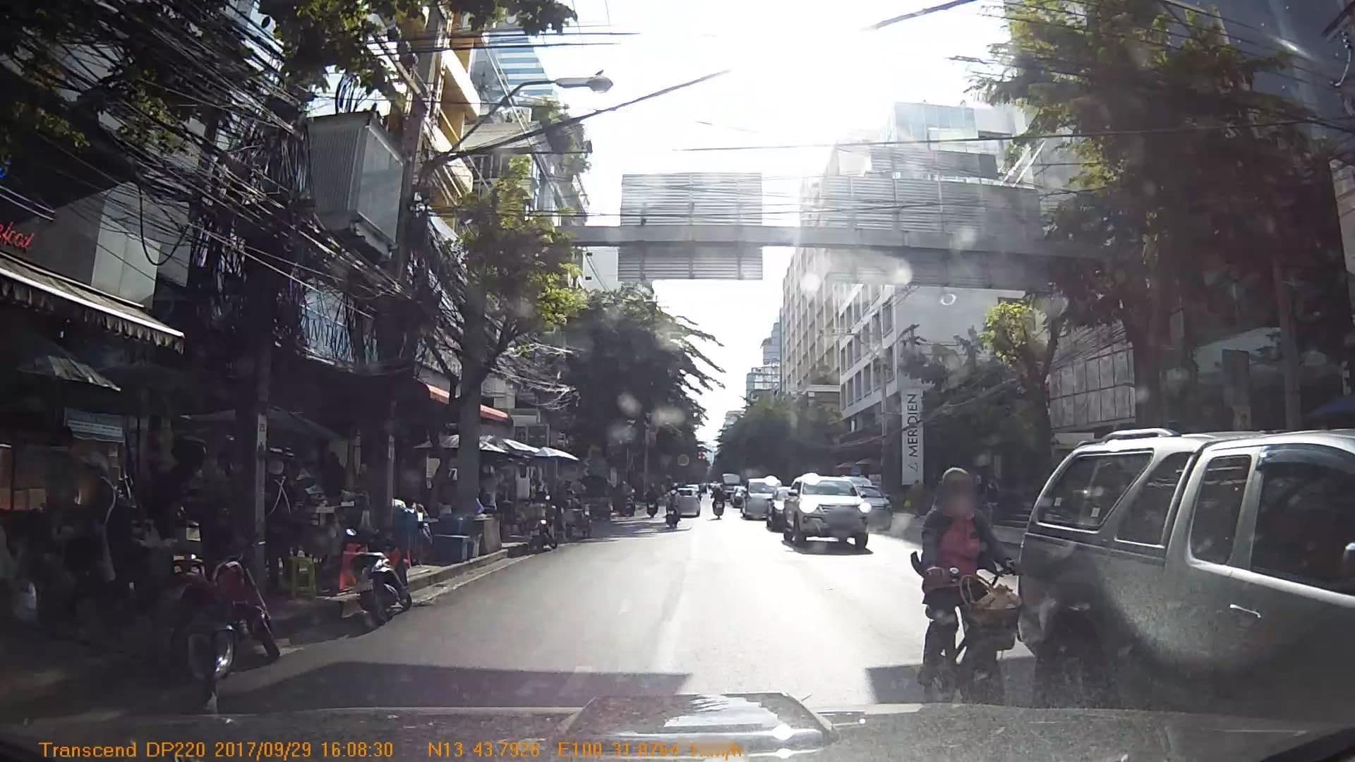 Street view near LE．Mｅｒｉｄｉａｎ RM．２２２３, Bang Rak — © mapcreator (CC BY-SA · Mapillary)