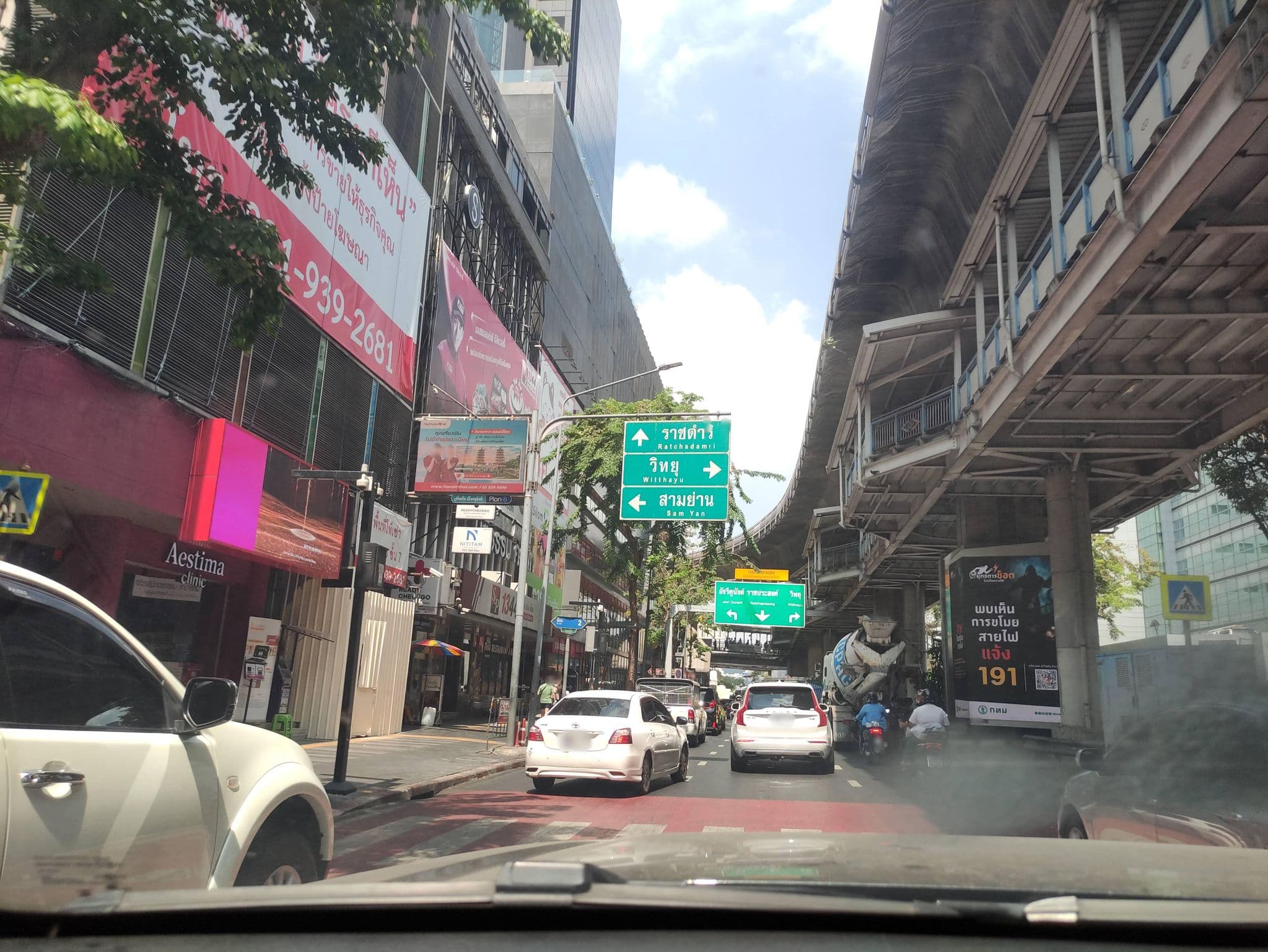 Street view near Bally's Studio Suites Silom, Bang Rak — © kasetitkml_pipitchai (CC BY-SA · Mapillary)