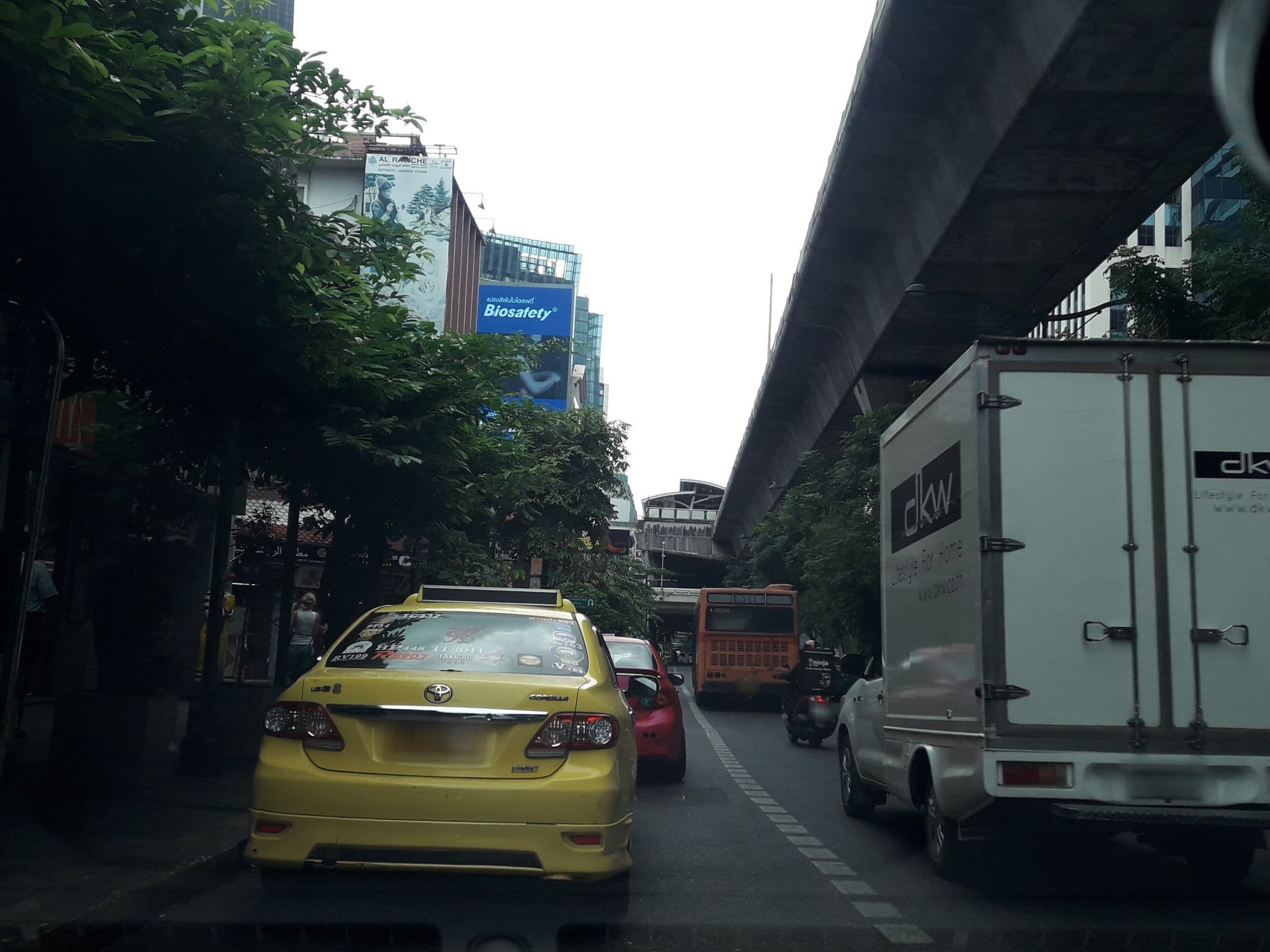 Street view near Bangkok Sukkhmvit Hotel, Makkasan — © jetman11 (CC BY-SA · Mapillary)