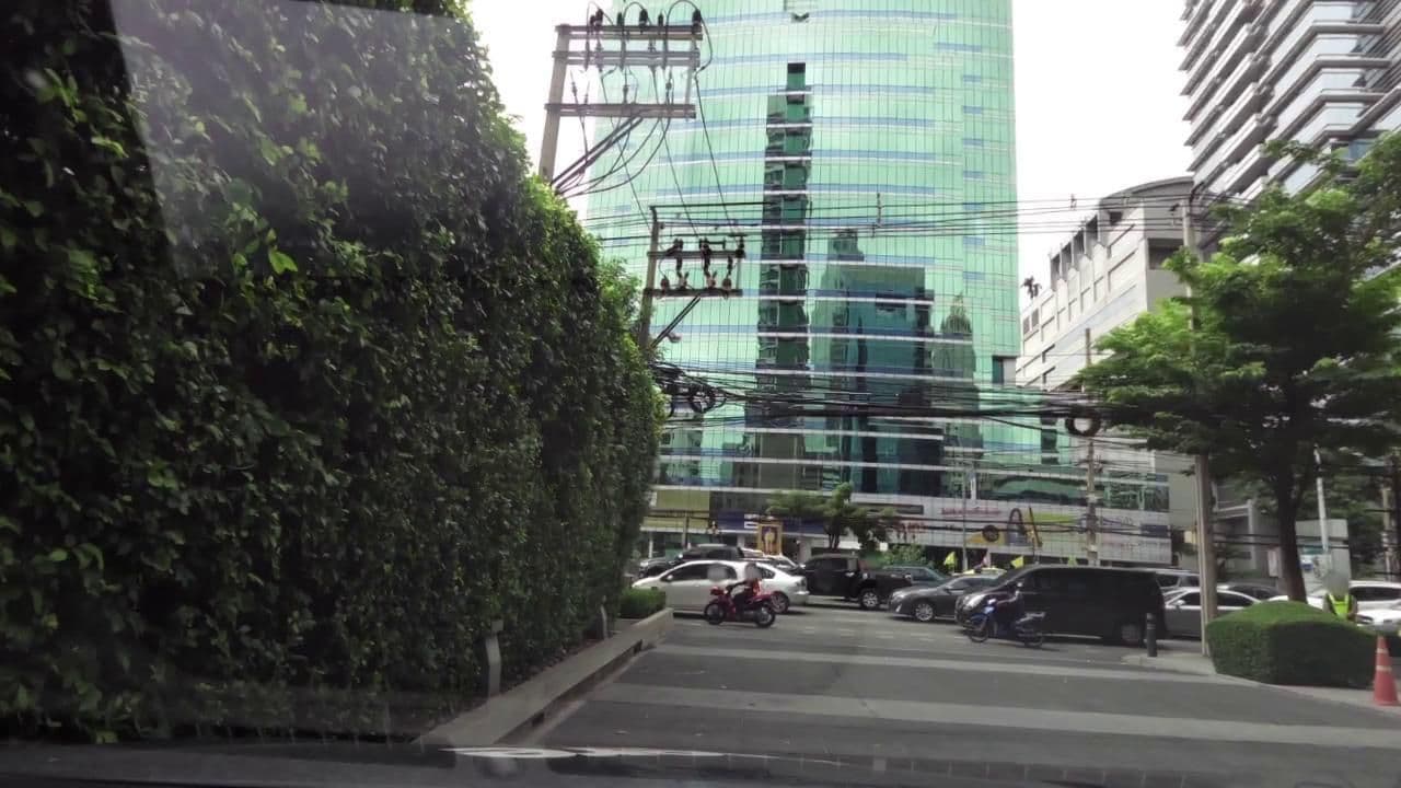 Street view near Banyan Tree 58th Floor Room 5810, Bang Rak — © toffy (CC BY-SA · Mapillary)