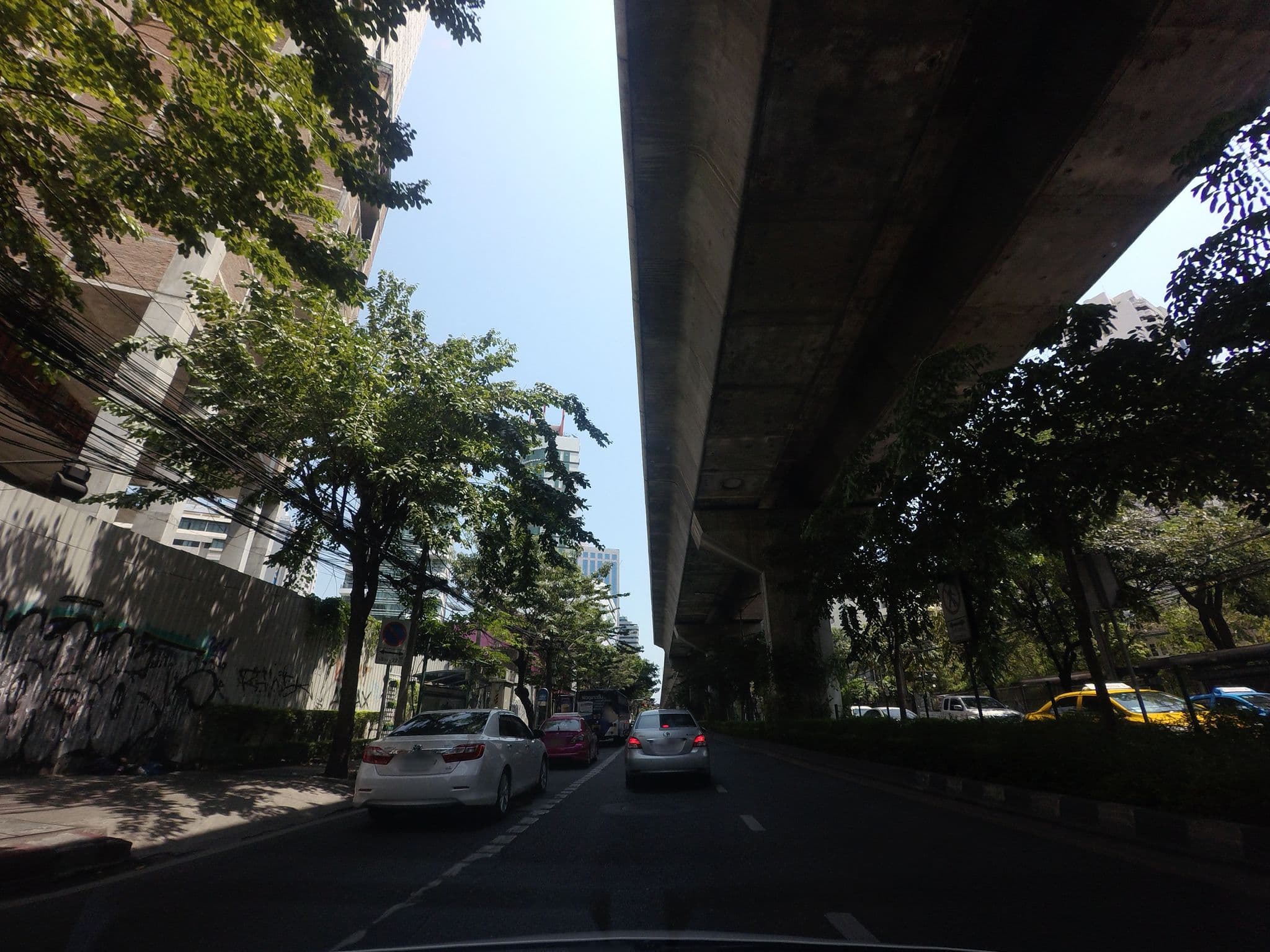Street view near RetrOasis Hotel, Watthana — © mishari (CC BY-SA · Mapillary)