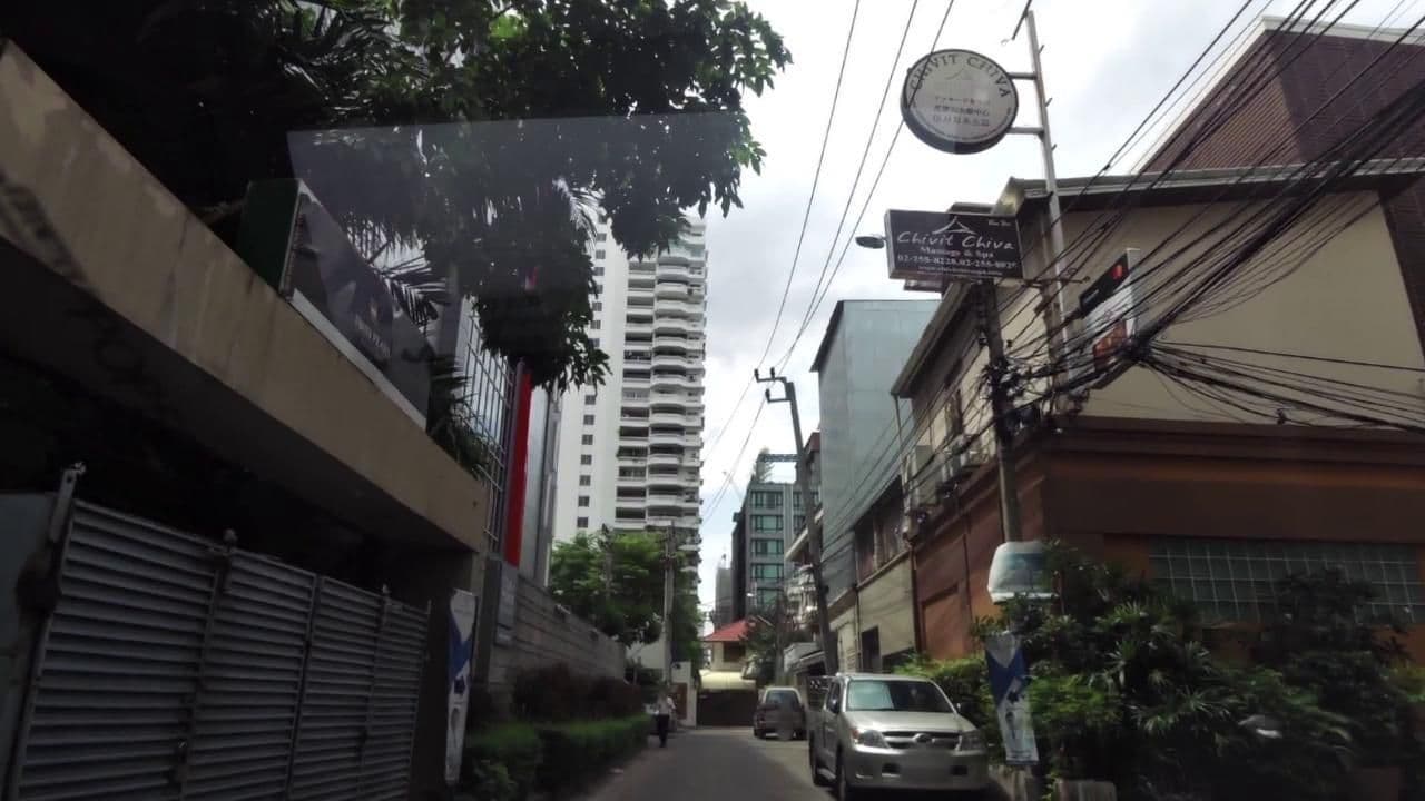 Street view near Grottino Residence, Makkasan — © toffy (CC BY-SA · Mapillary)